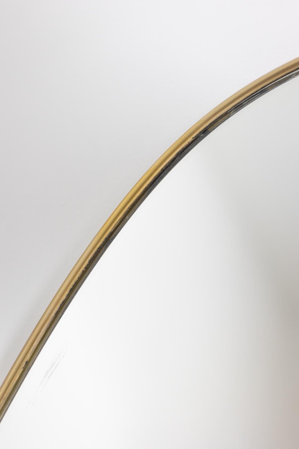 Oval-shaped mirror set with a gilded brass. 1970s. In Excellent Condition In Saint-Ouen, FR