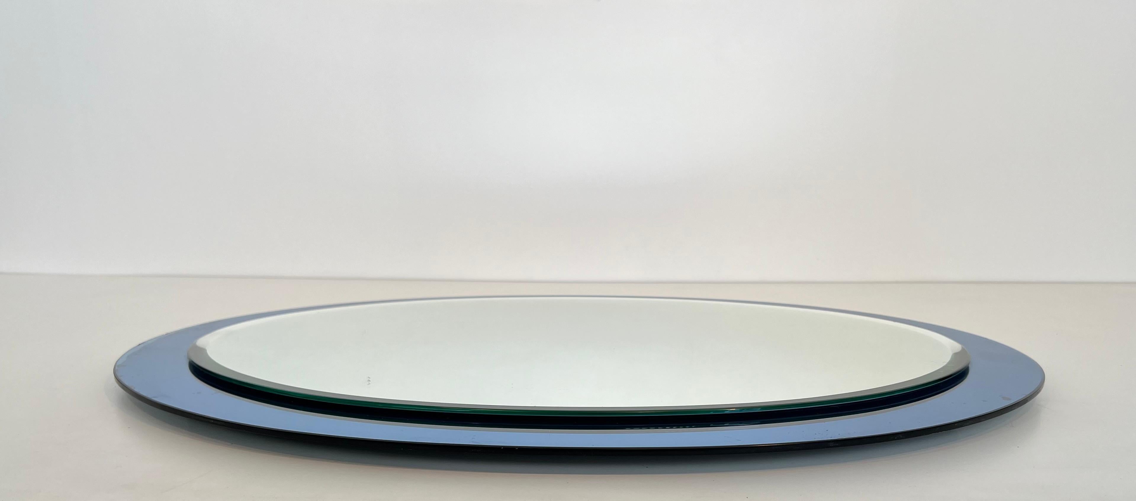Specchio di forma ovale con bordo bluastro di Fontana Arte. Circa 1970 in vendita 4