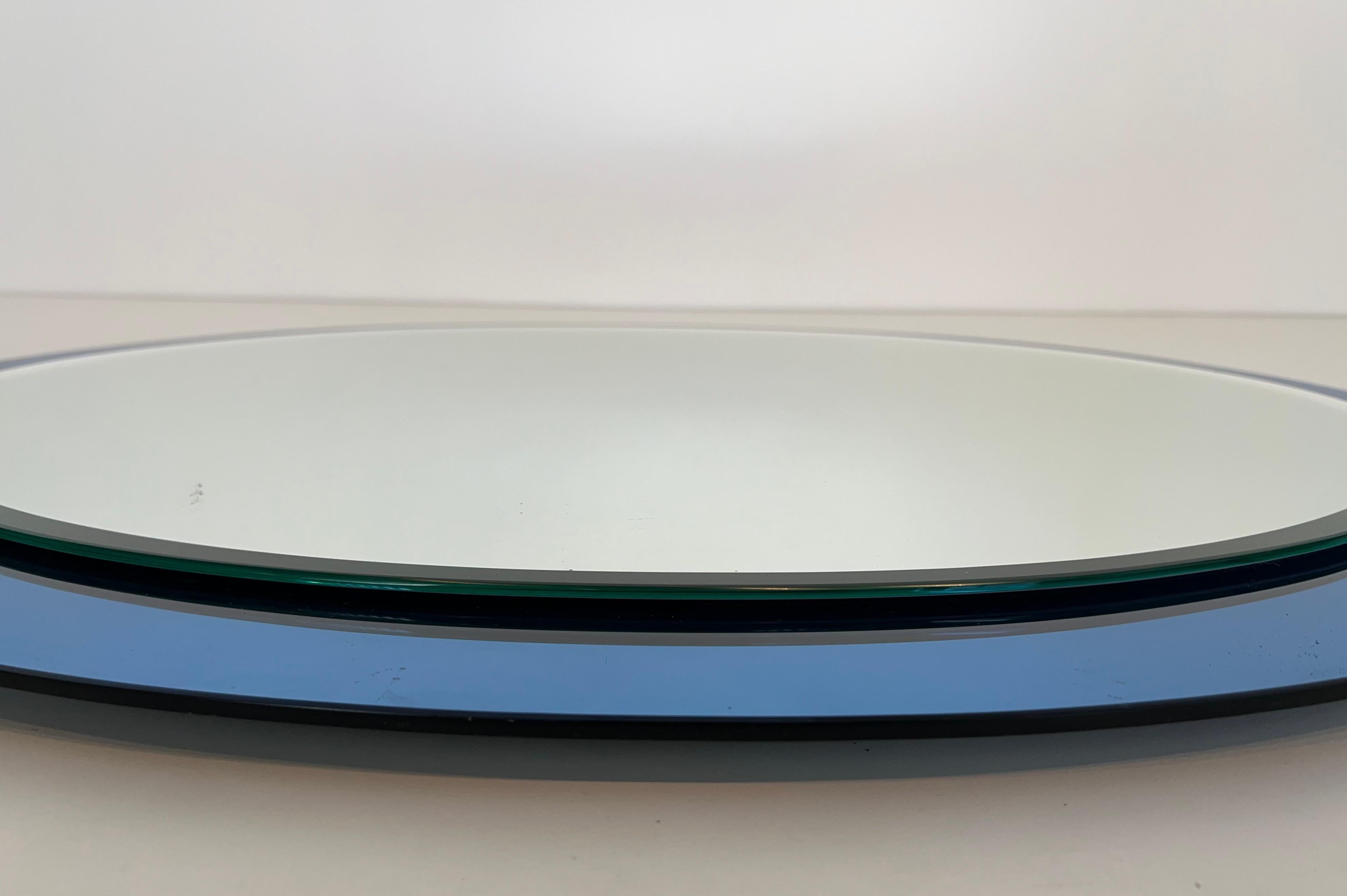 Specchio di forma ovale con bordo bluastro di Fontana Arte. Circa 1970 in vendita 5