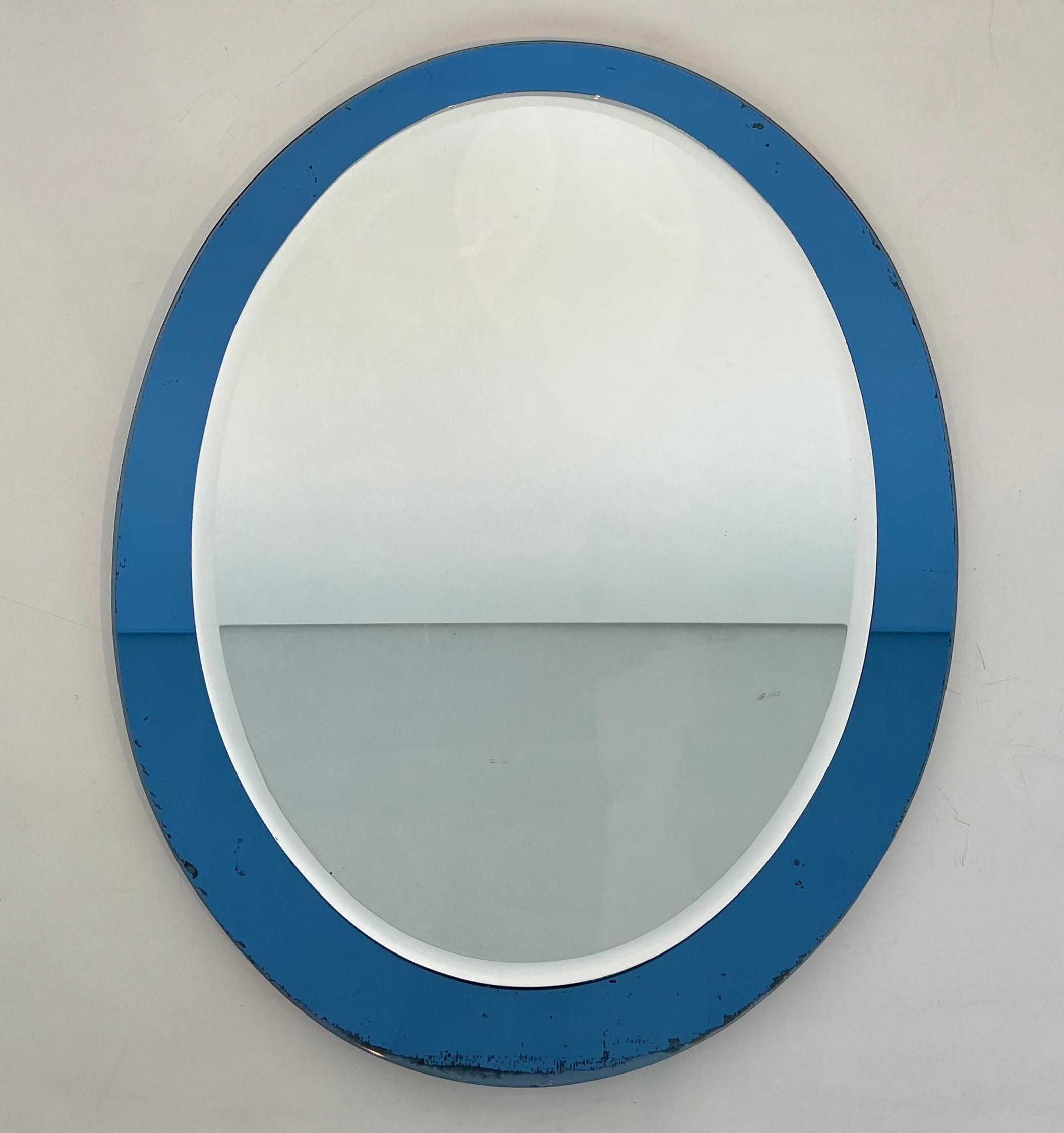 Specchio di forma ovale con bordo bluastro di Fontana Arte. Circa 1970 in vendita 6