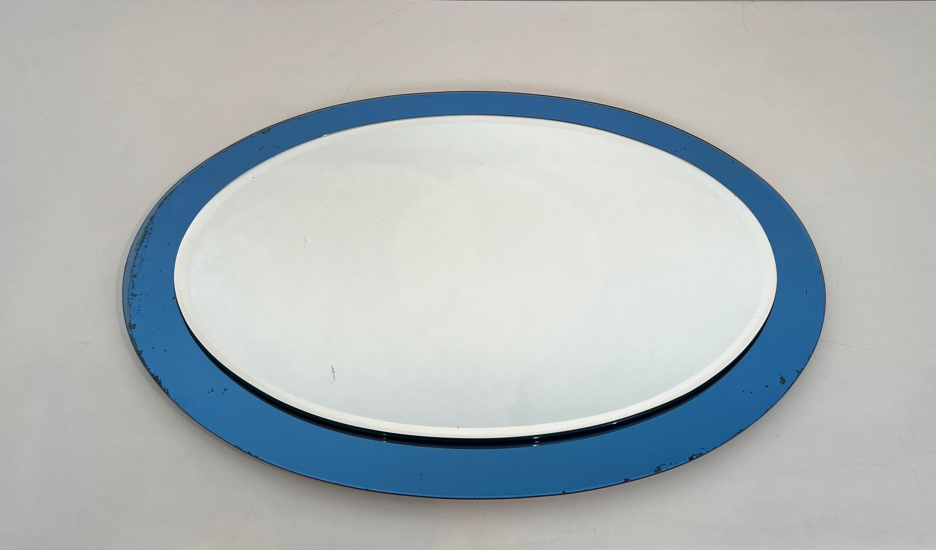 Mid-Century moderno Specchio di forma ovale con bordo bluastro di Fontana Arte. Circa 1970 in vendita