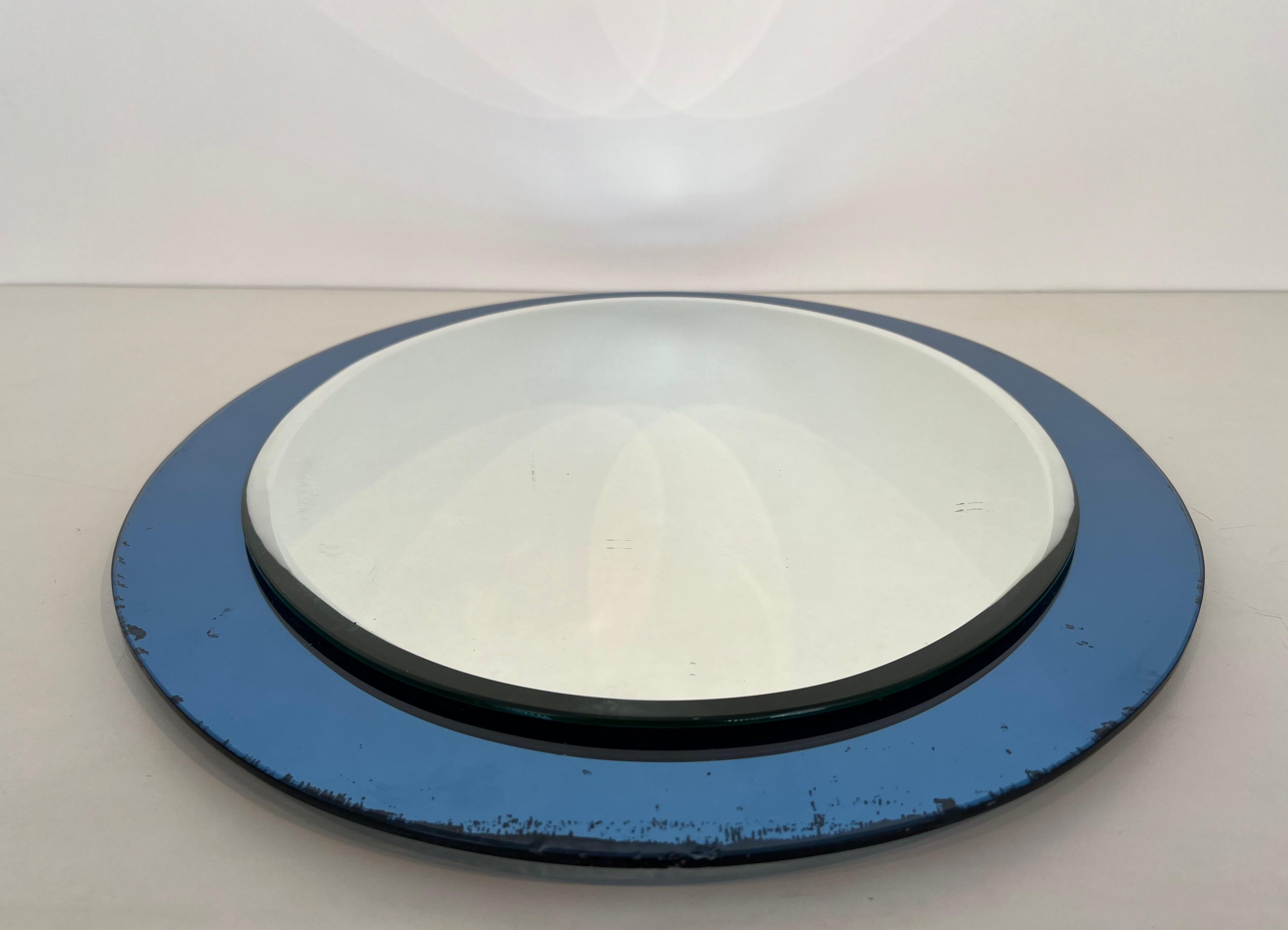 Italiano Specchio di forma ovale con bordo bluastro di Fontana Arte. Circa 1970 in vendita