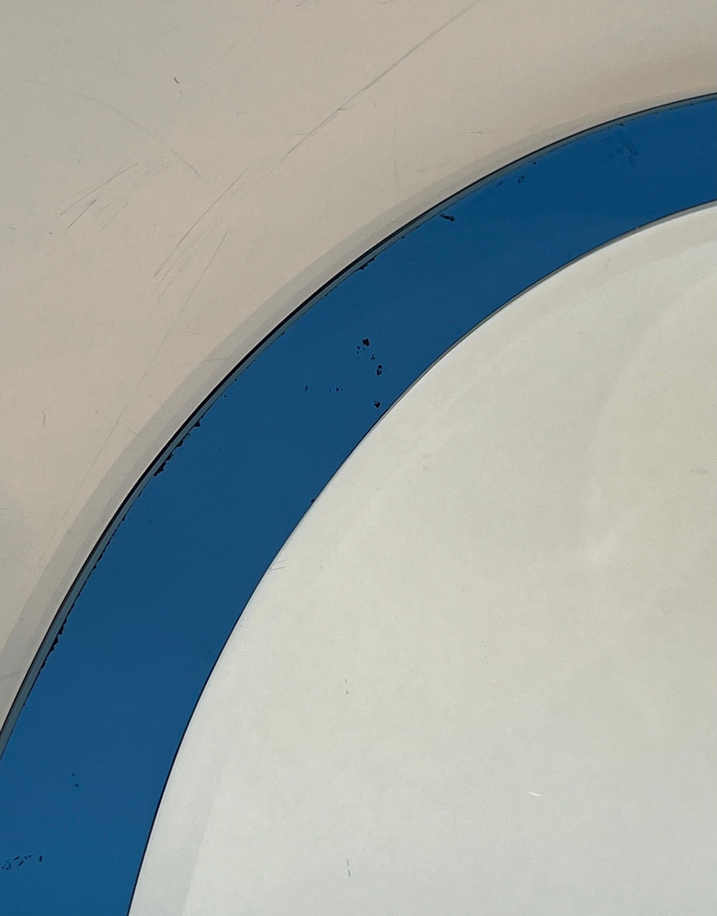 Metà XX secolo Specchio di forma ovale con bordo bluastro di Fontana Arte. Circa 1970 in vendita