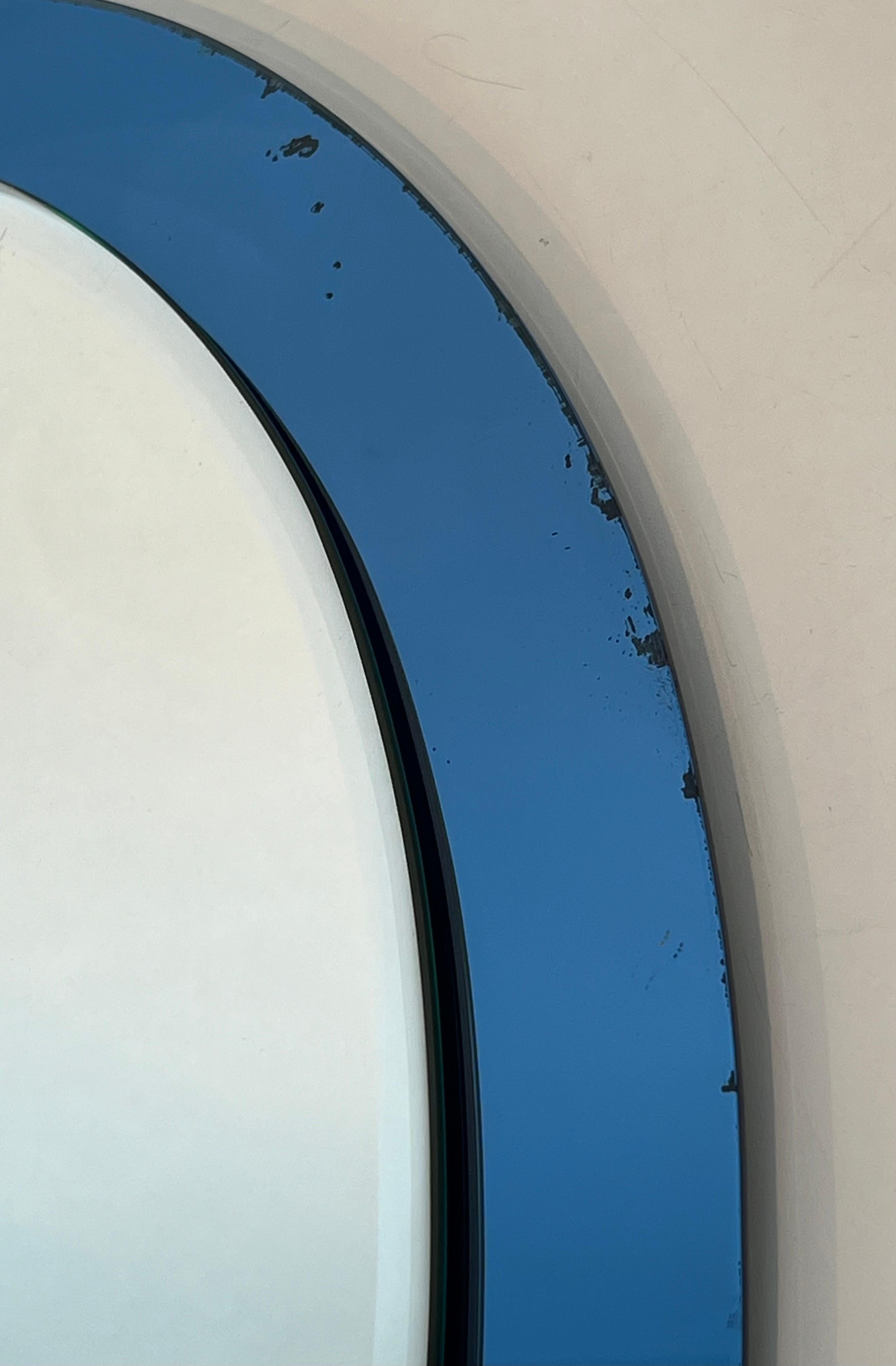 Specchio di forma ovale con bordo bluastro di Fontana Arte. Circa 1970 in vendita 1
