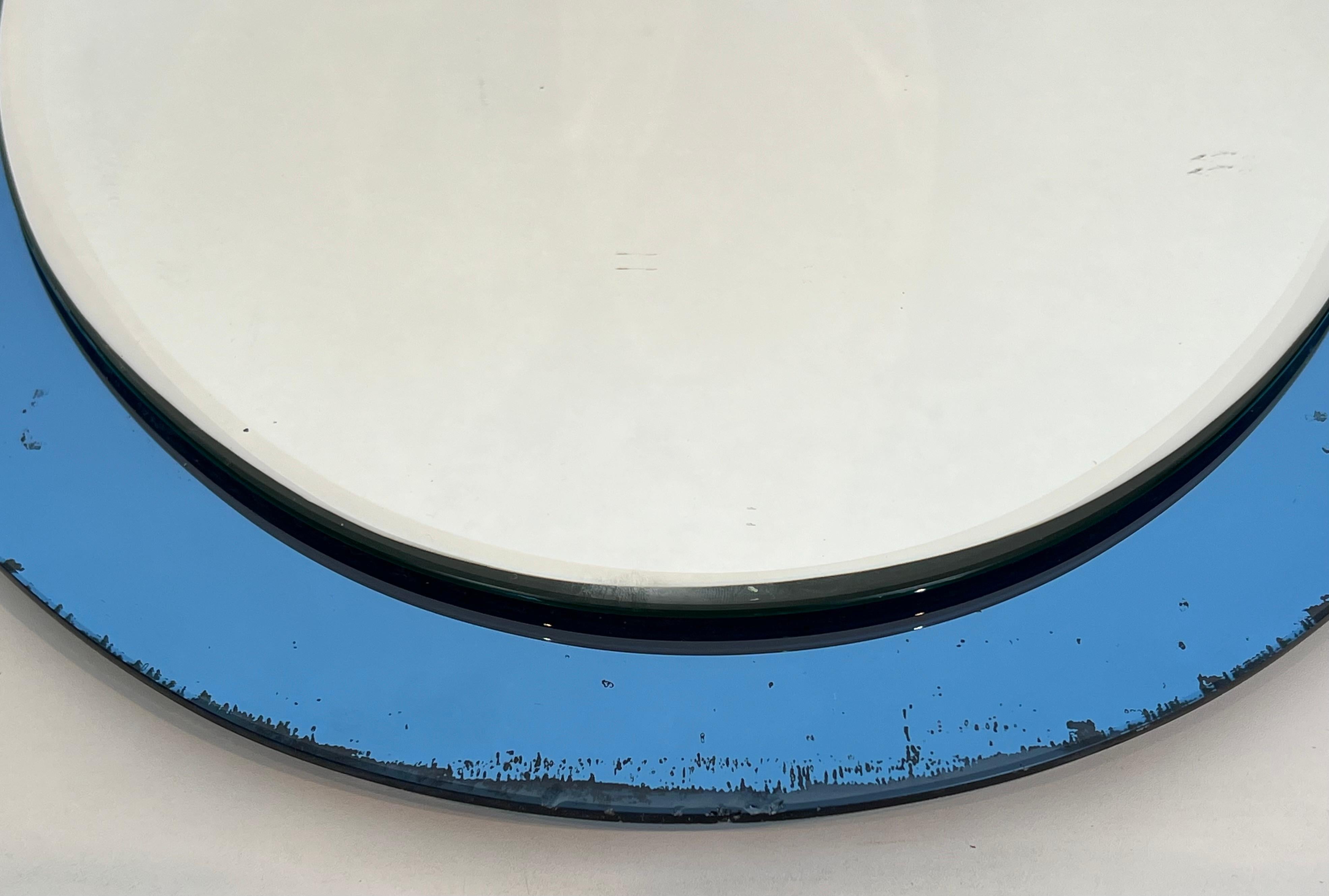 Specchio di forma ovale con bordo bluastro di Fontana Arte. Circa 1970 in vendita 2