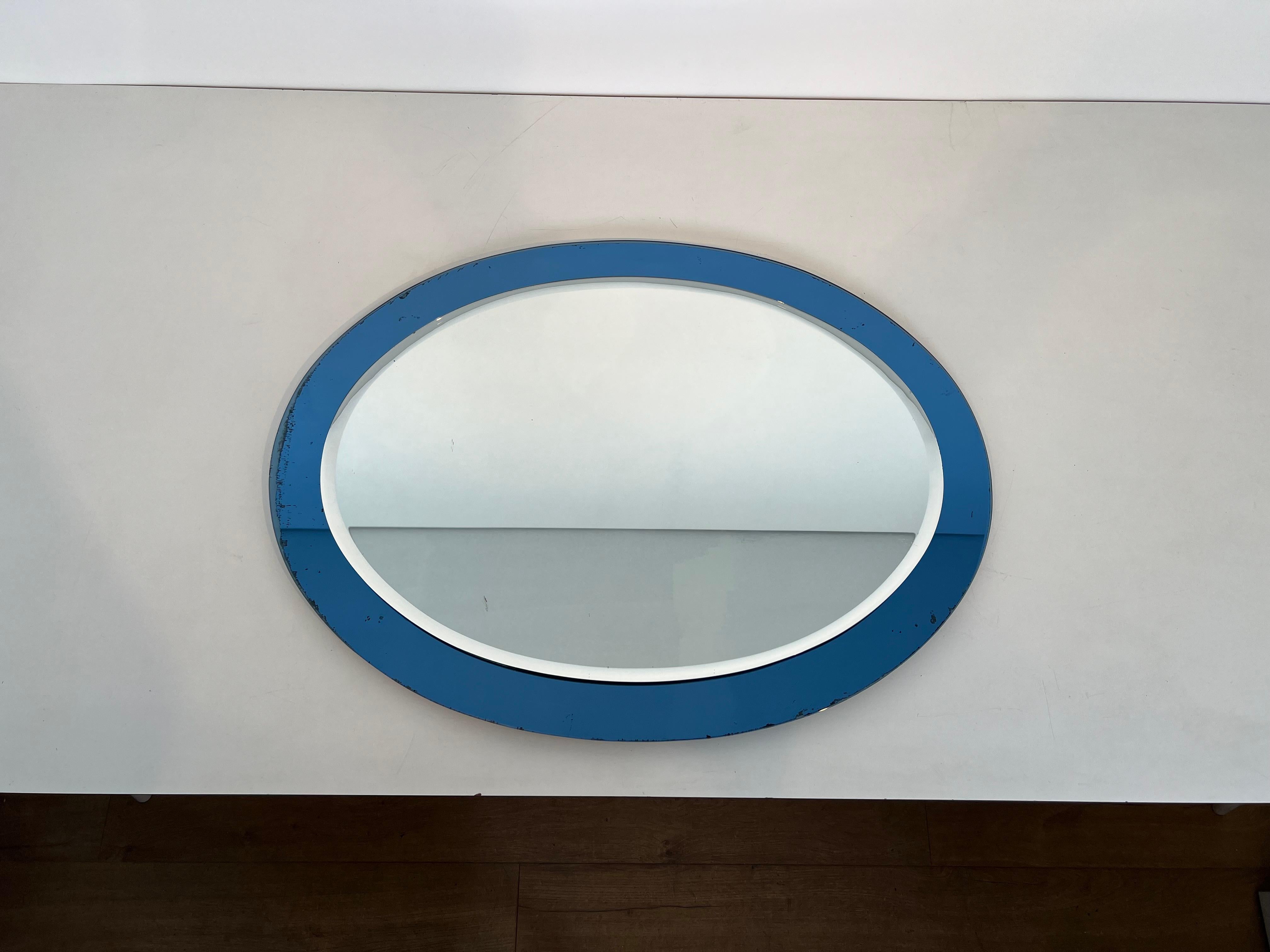 Specchio di forma ovale con bordo bluastro di Fontana Arte. Circa 1970 in vendita 3