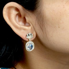 Oval geformte Mondstein Ohrringe mit Muschel geformt oben in 14k Gold gemacht