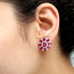 Broches Mínimos De Rubí Ovalado De Mosambique Con Diamantes Engastados En Oro De 18k