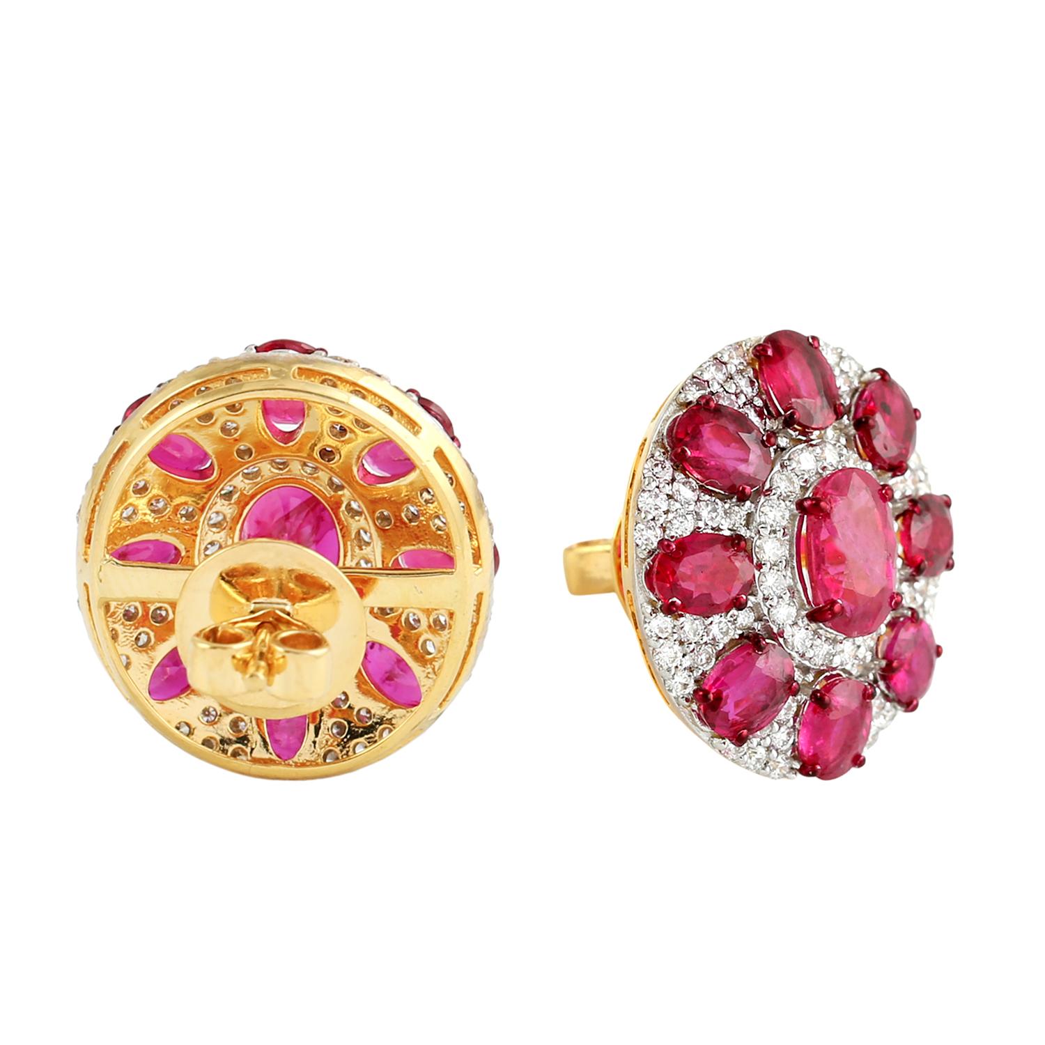 Ovale Mosambik Rubin Minimal Ohrstecker mit Pave Diamanten in 18k Gold geformt (Art déco) im Angebot