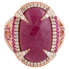 Bague cocktail en rubis naturel de forme ovale avec diamants