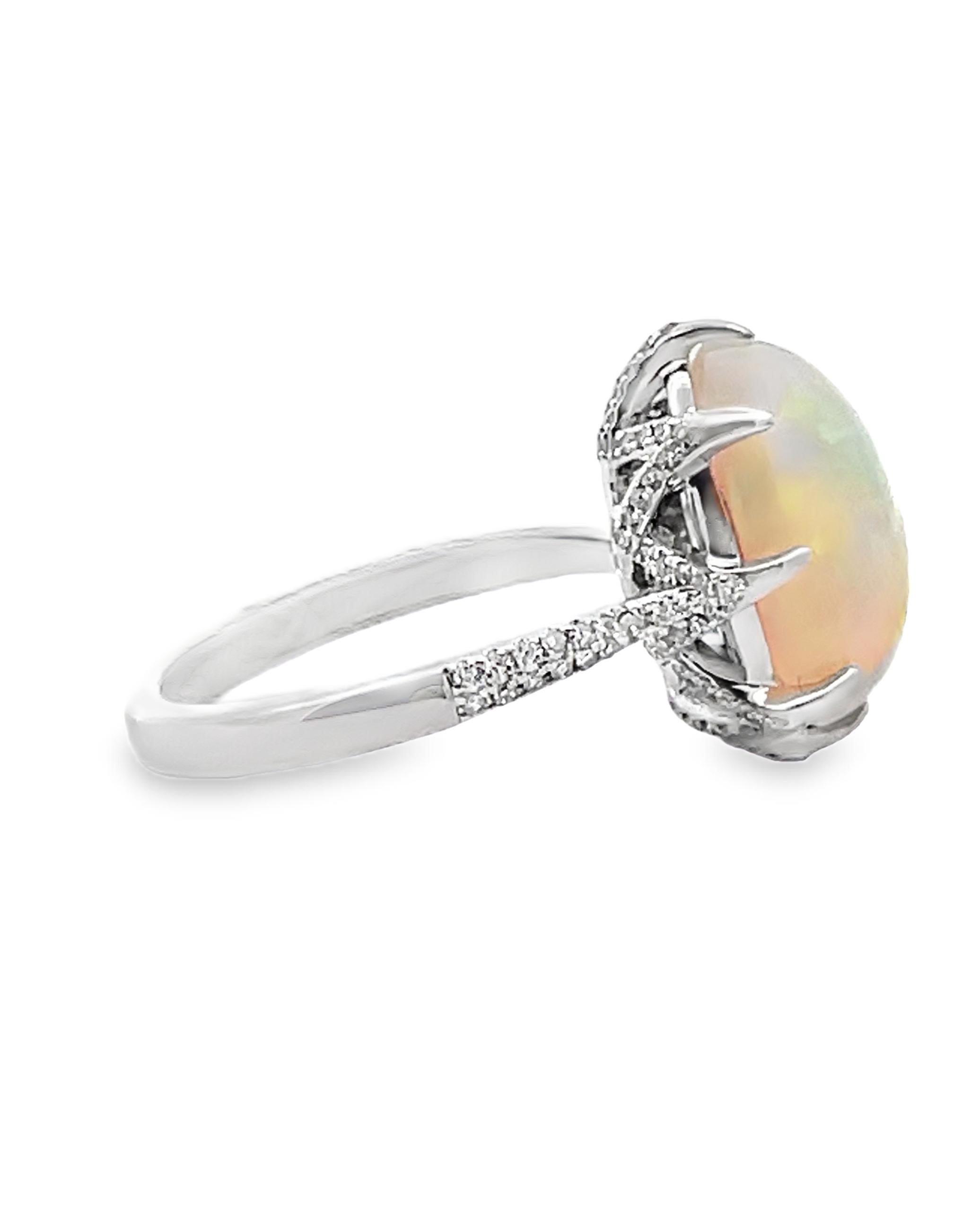 Ring aus 14 Karat Weißgold mit runden Diamanten von insgesamt 0,27 Karat und einem Opal von 5,43 Karat.

- Ringgröße: 6.25, nach oben oder unten um bis zu 2 Größen verstellbar 