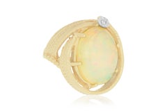 Ovaler ovaler Opal mit gelben Wirbeln, ein runder weißer Diamant 14K Gelbgold Ring