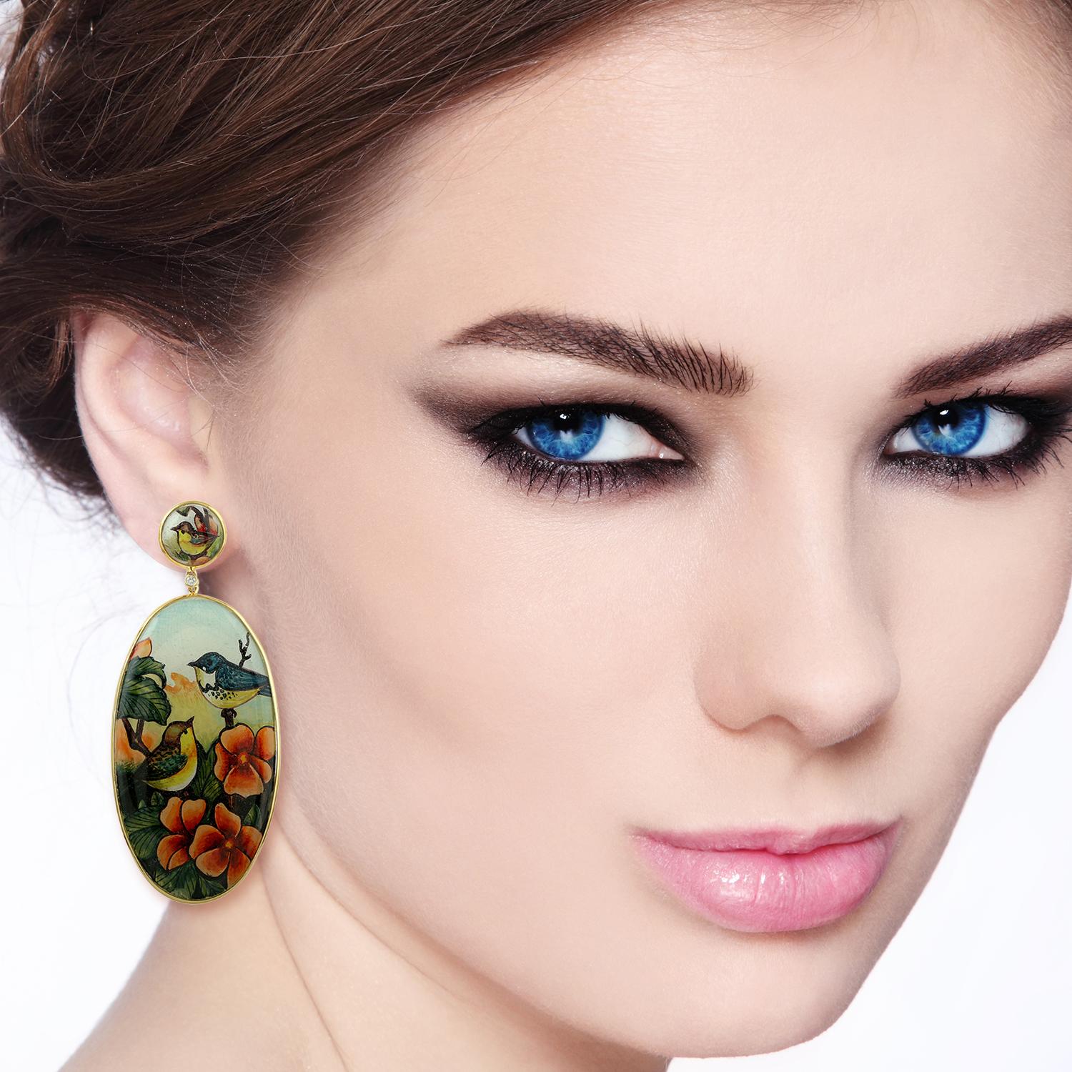 18KT:5.157g,
Diamond:0.07ct, 
Bakelite:39.90ct,
Enamel:2.40g