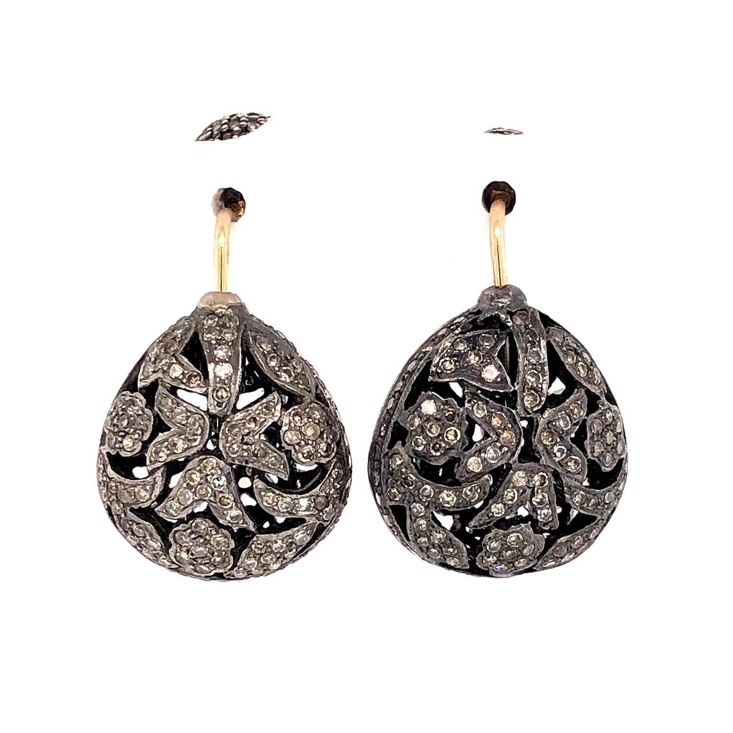 Taille mixte Boucles d'oreilles en or et argent 14k avec diamants pavés de forme ovale en vente