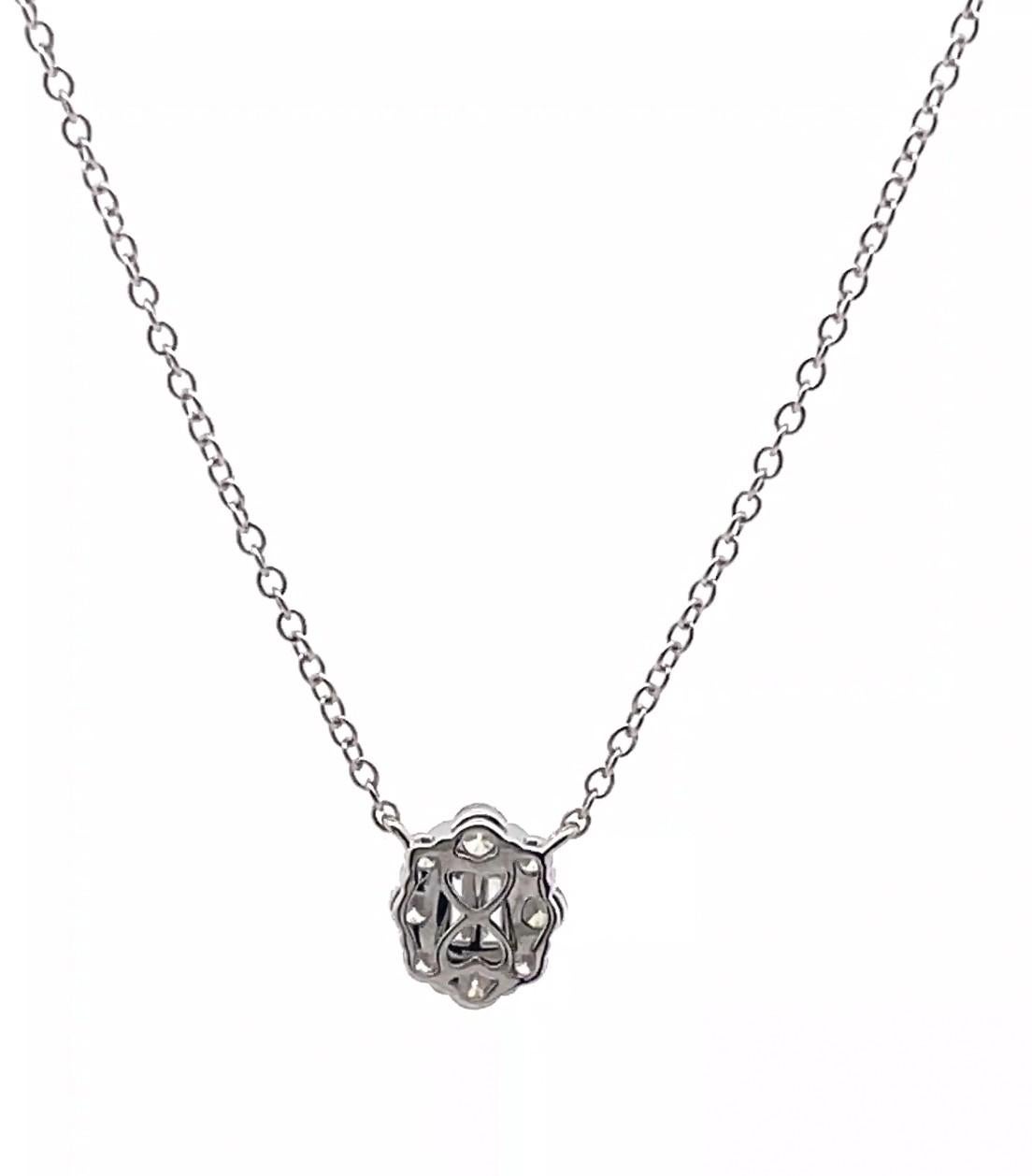 Collana con ciondolo ovale e diamanti tondi e baguette in oro bianco 18 carati in vendita 1