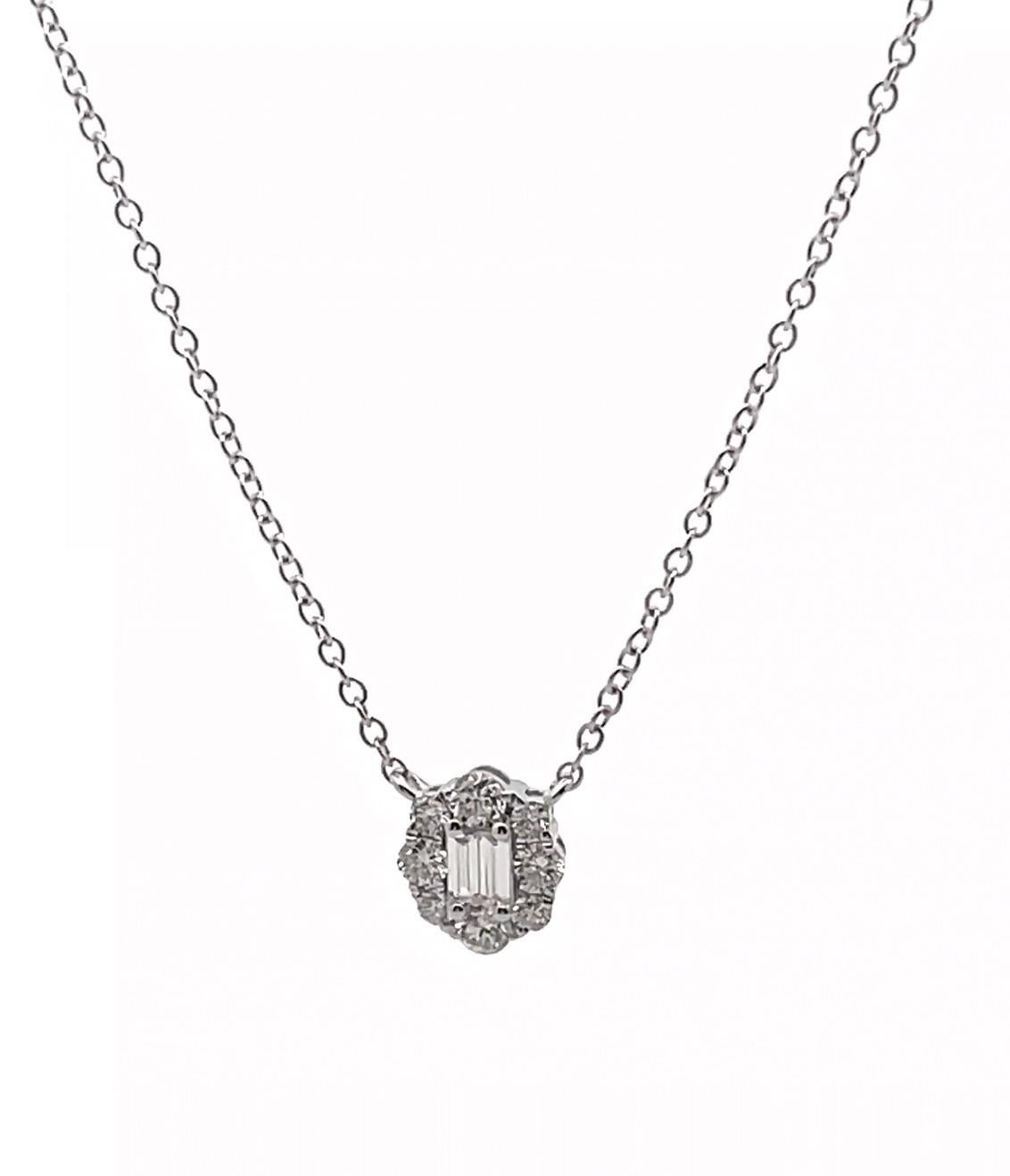 Collana con ciondolo ovale e diamanti tondi e baguette in oro bianco 18 carati in vendita 2