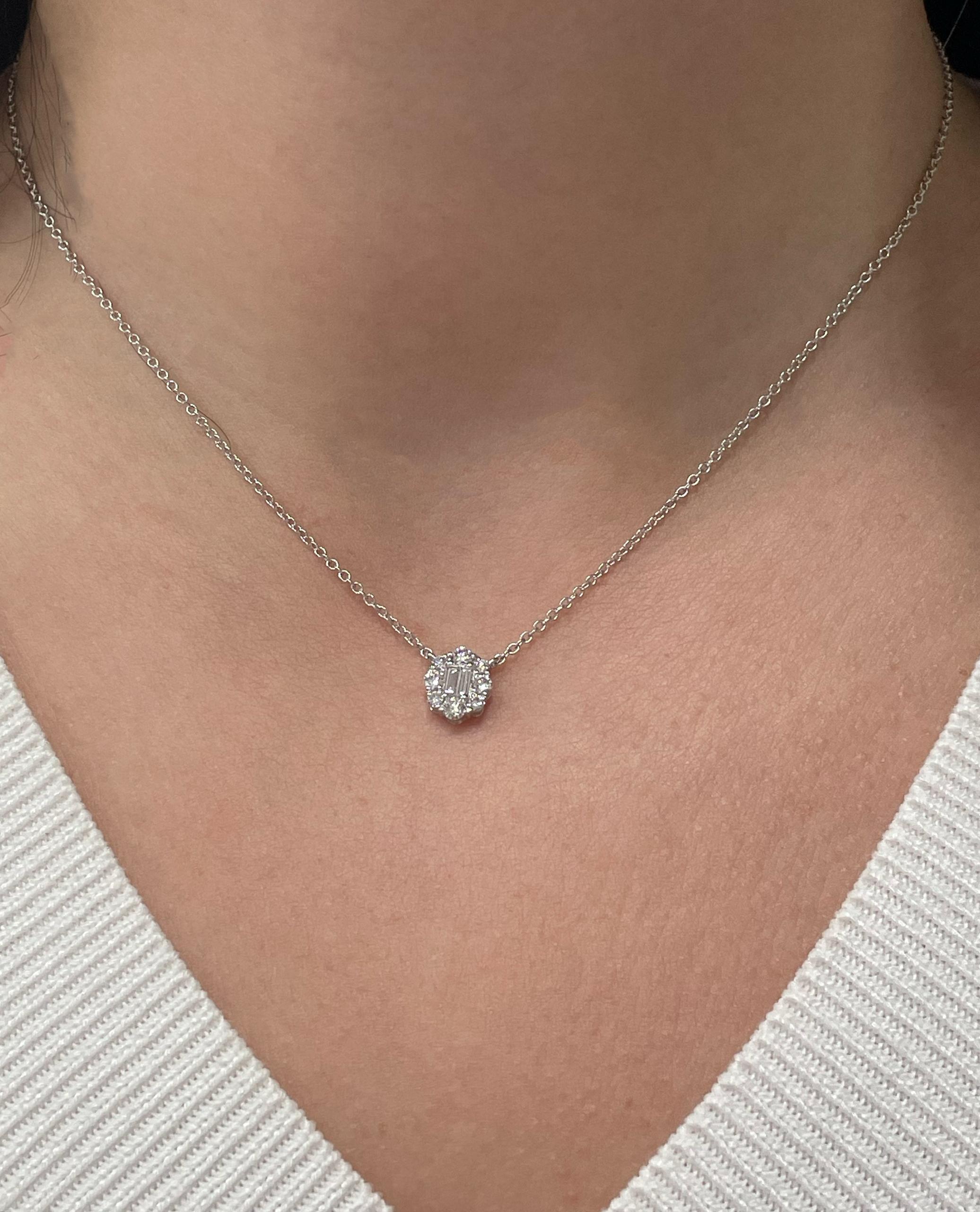 Collana con pendente in oro bianco 18 carati con otto diamanti rotondi del peso totale di 0,64 carati e due diamanti baguette del peso totale di 0,17 carati.  

La collana può essere indossata a 16 e 18 pollici.  