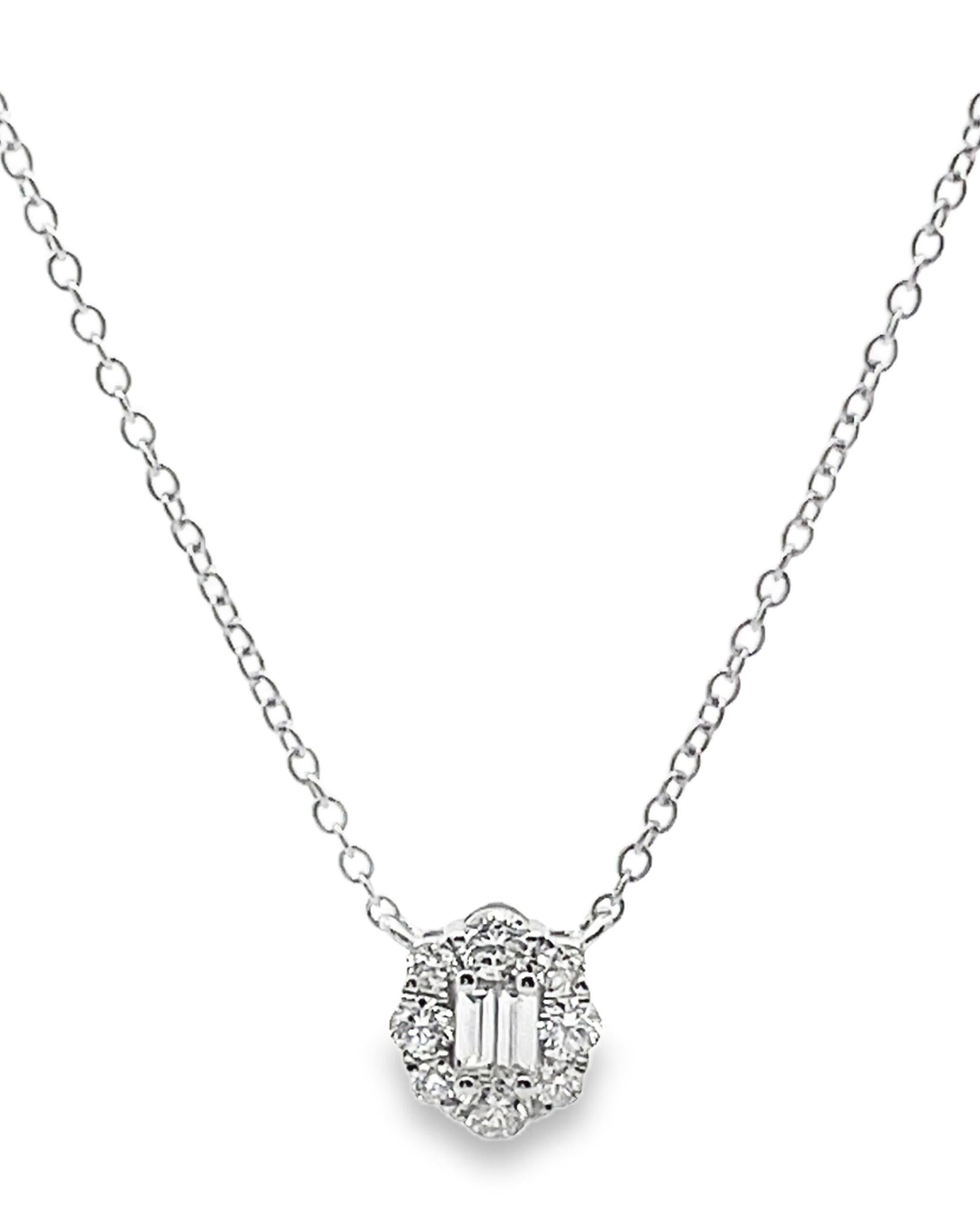Contemporaneo Collana con ciondolo ovale e diamanti tondi e baguette in oro bianco 18 carati in vendita