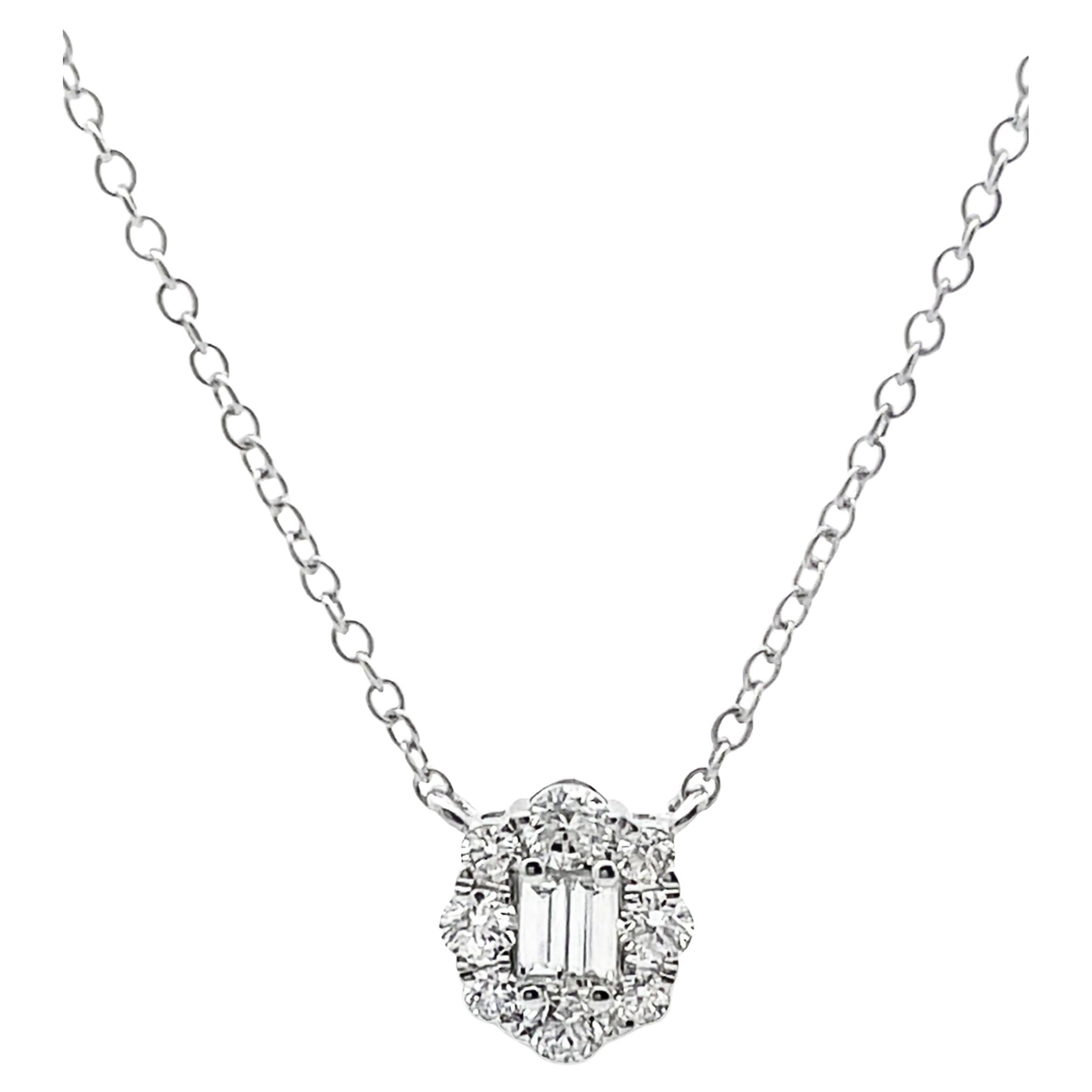 Collana con ciondolo ovale e diamanti tondi e baguette in oro bianco 18 carati in vendita