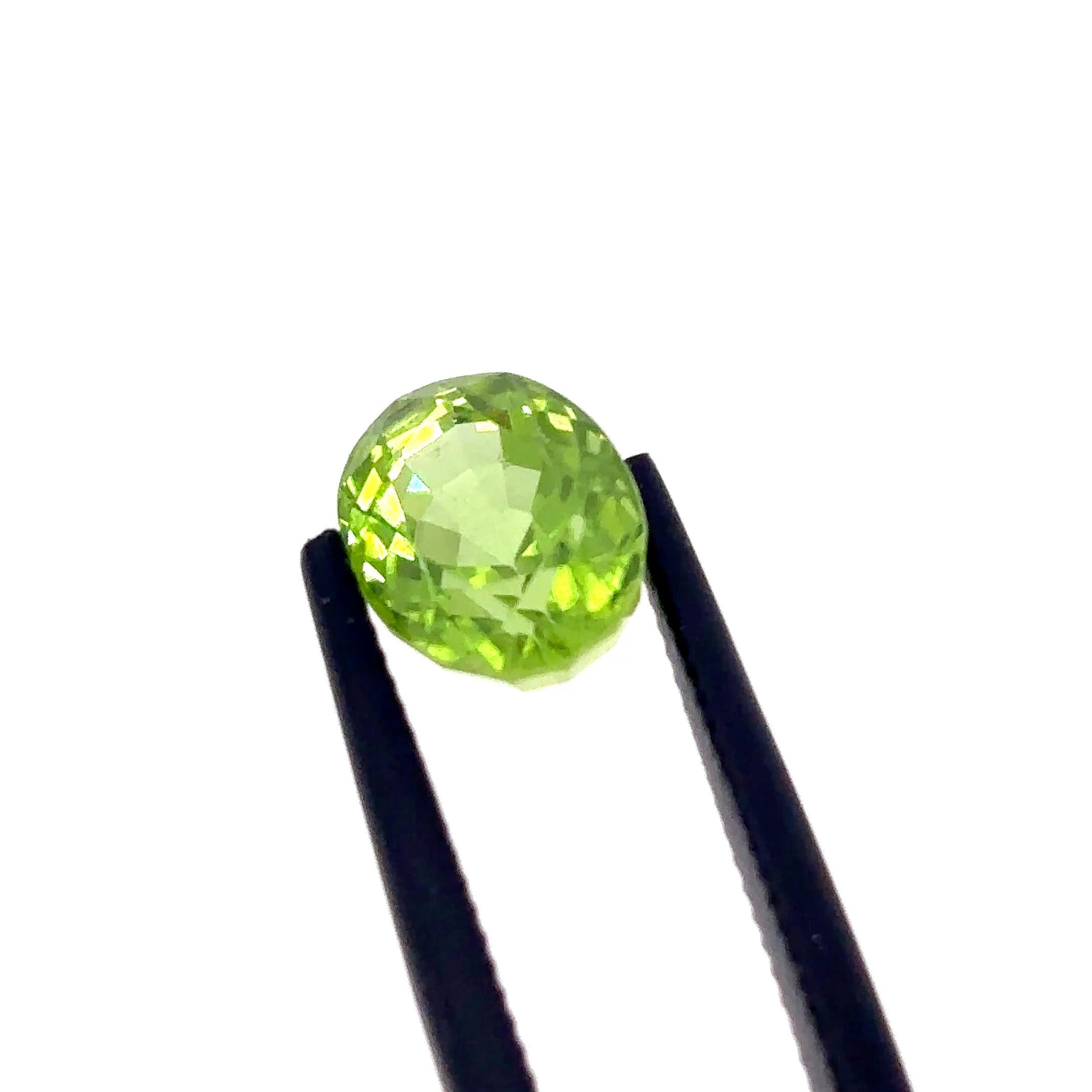 Women's or Men's Oval-Shaped Peridot Cts 4.85 For Sale