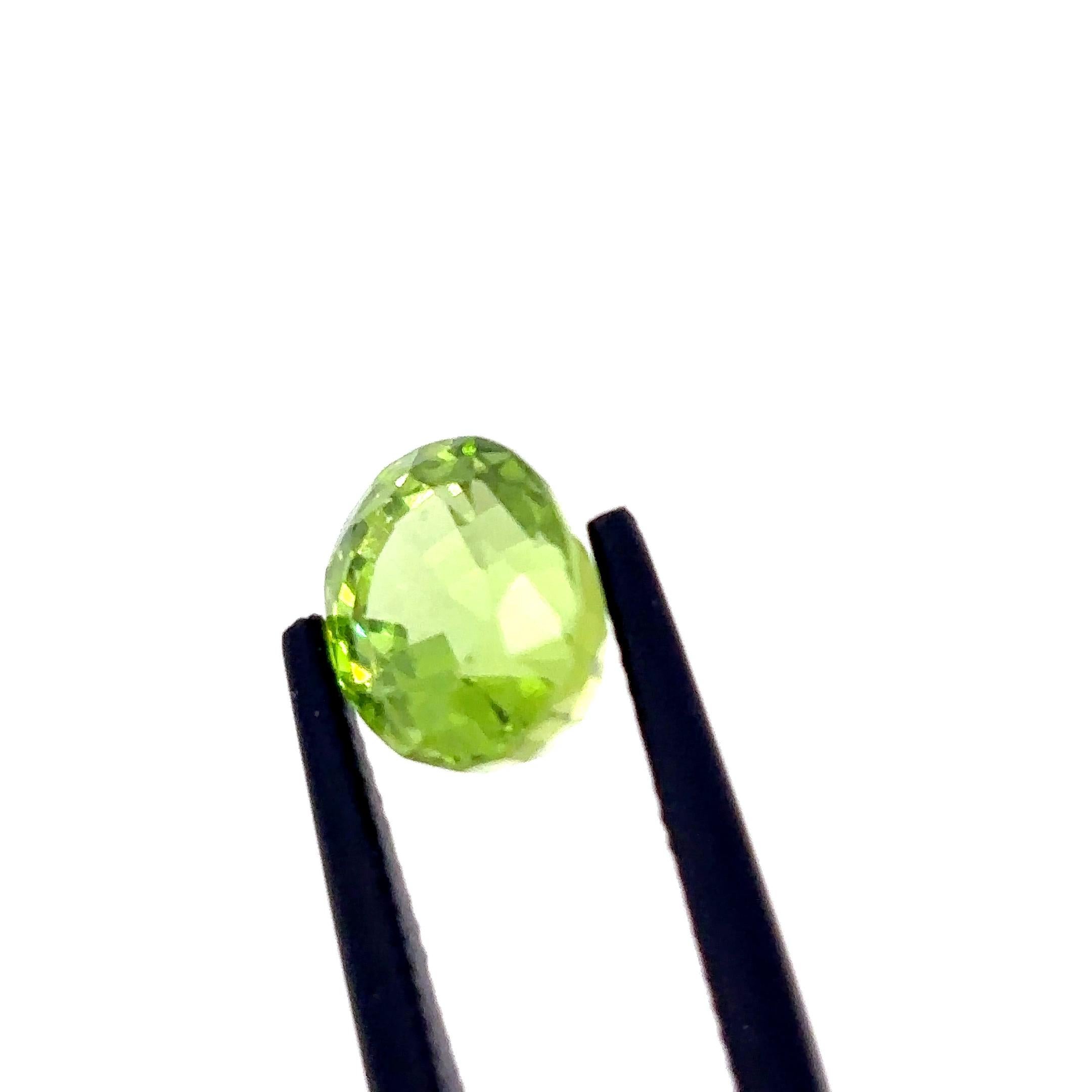 Oval-Shaped Peridot Cts 4.85 For Sale 2