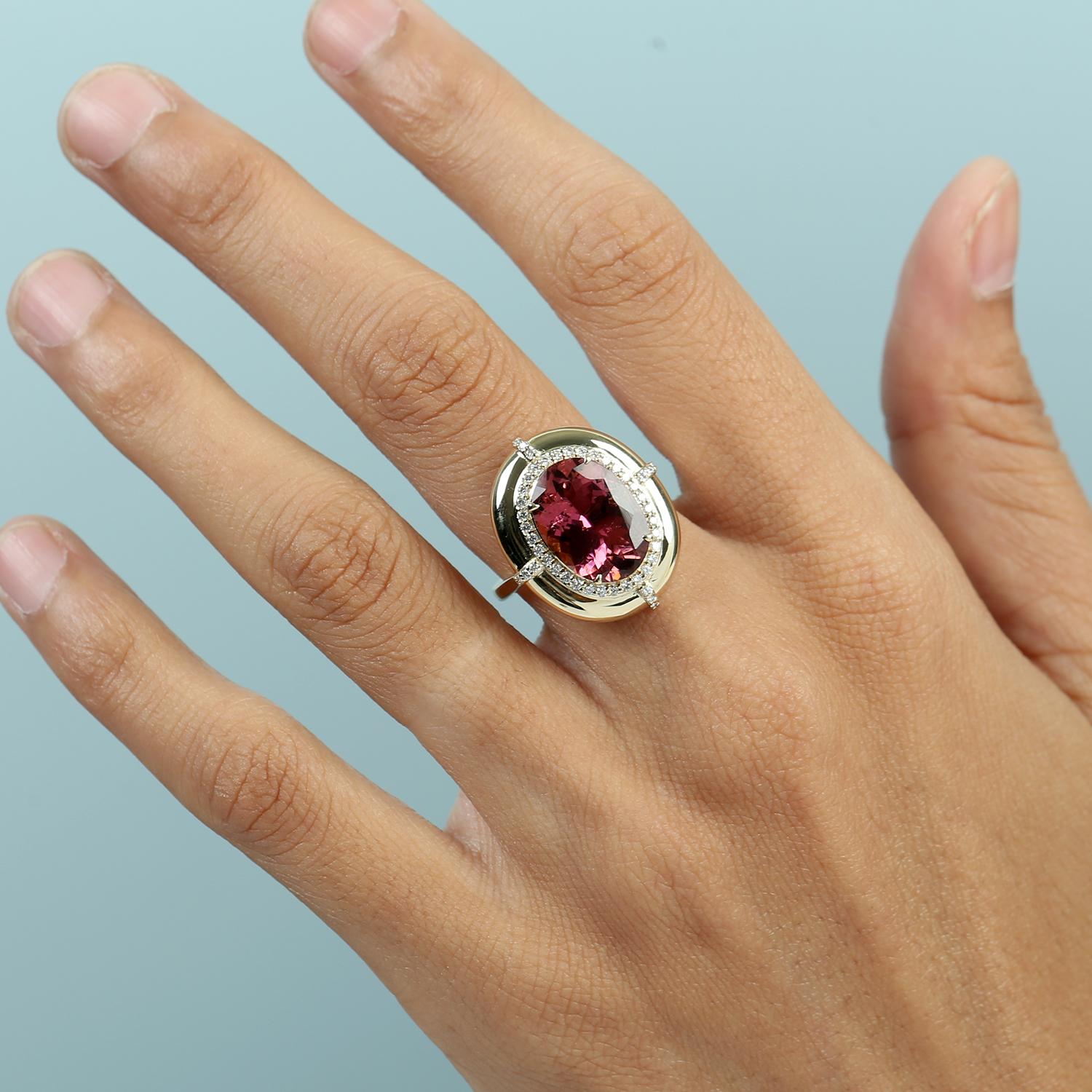Irradiando encanto femenino y color atrevido, este anillo presenta una vívida turmalina rosa ovalada de 5,01 quilates rodeada de brillantes diamantes engastados. Fabricado en cálido oro amarillo de 14 quilates, ofrece un equilibrio perfecto de