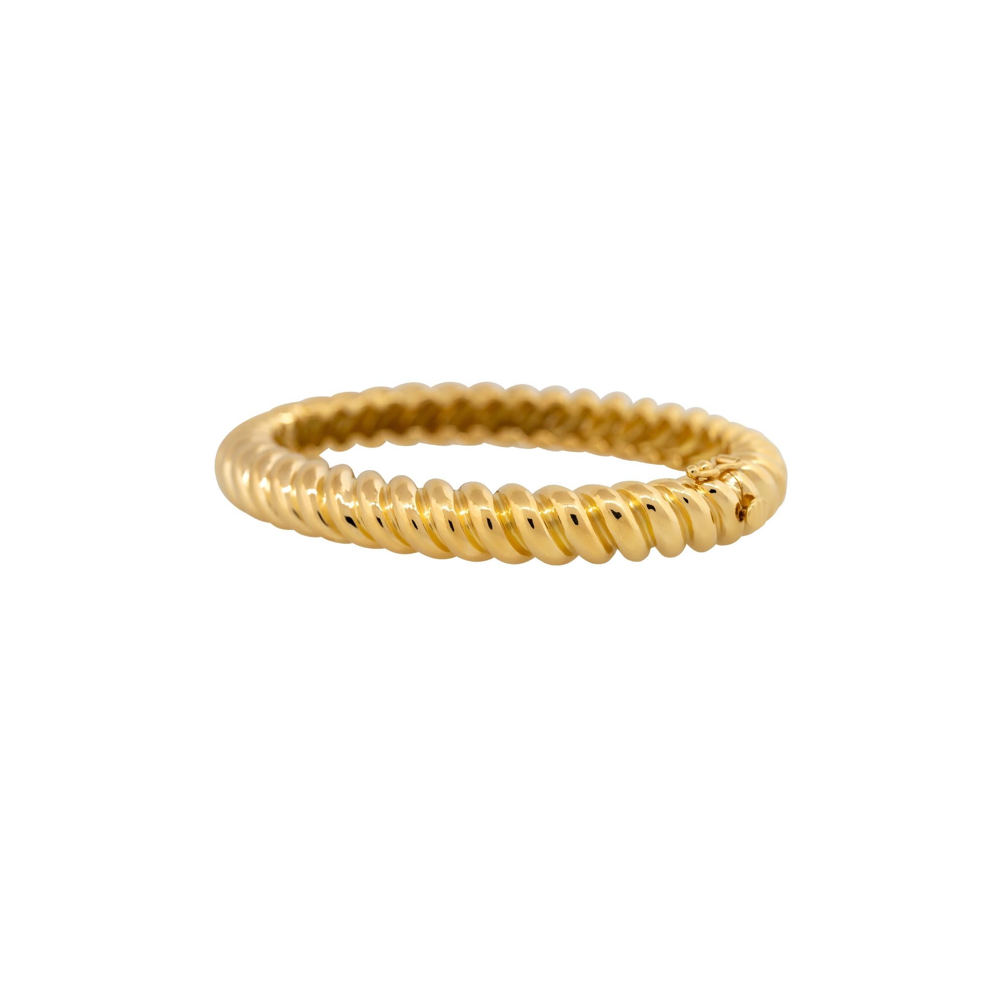 Contemporary Oval Shaped Ribbed Bangle Bracelet 18 Karat In Stock For Sale