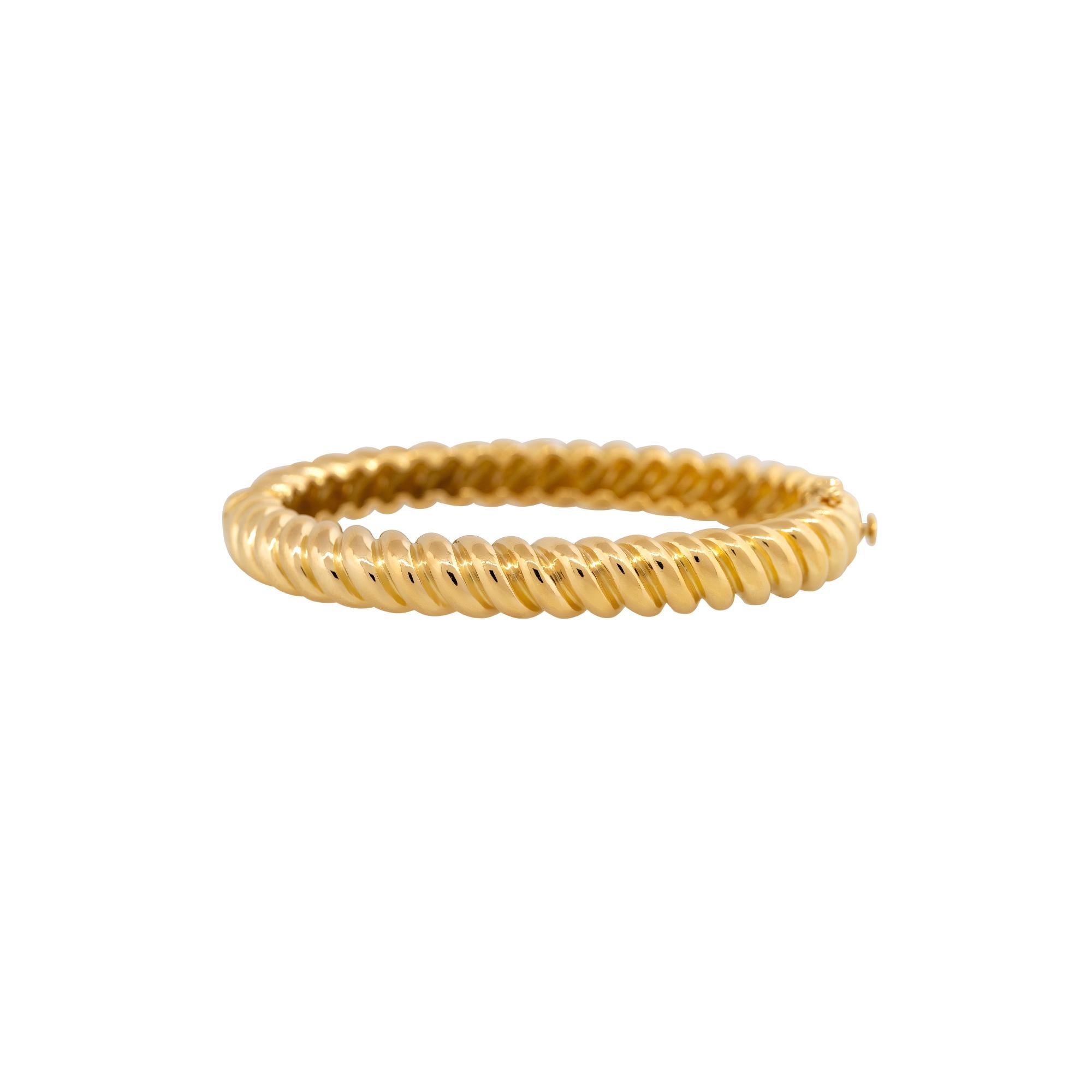 Oval Shaped Ribbed Bangle Bracelet 18 Karat In Stock In Excellent Condition For Sale In Boca Raton, FL