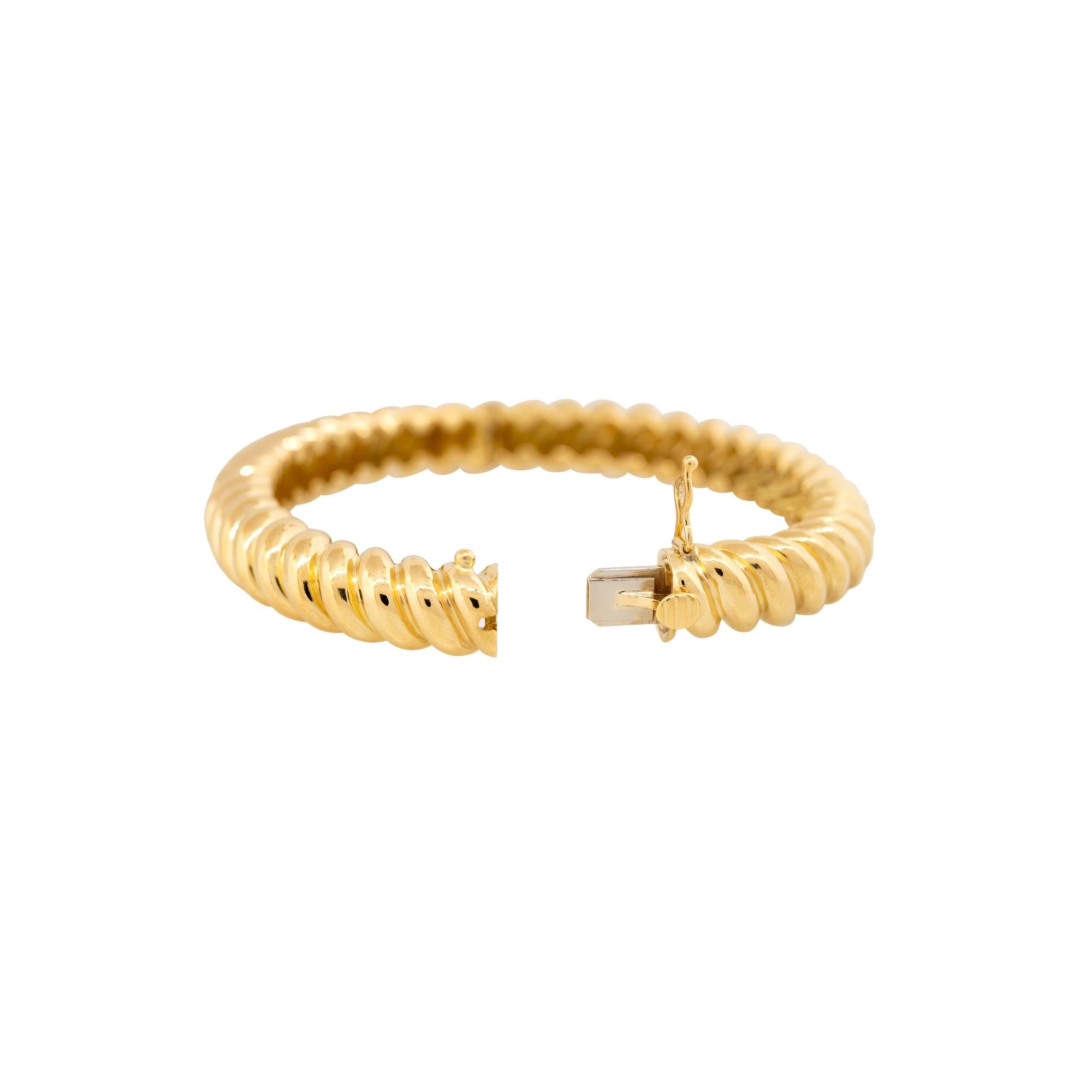 Bracelet jonc côtelé de forme ovale 18 carats en stock Pour femmes en vente