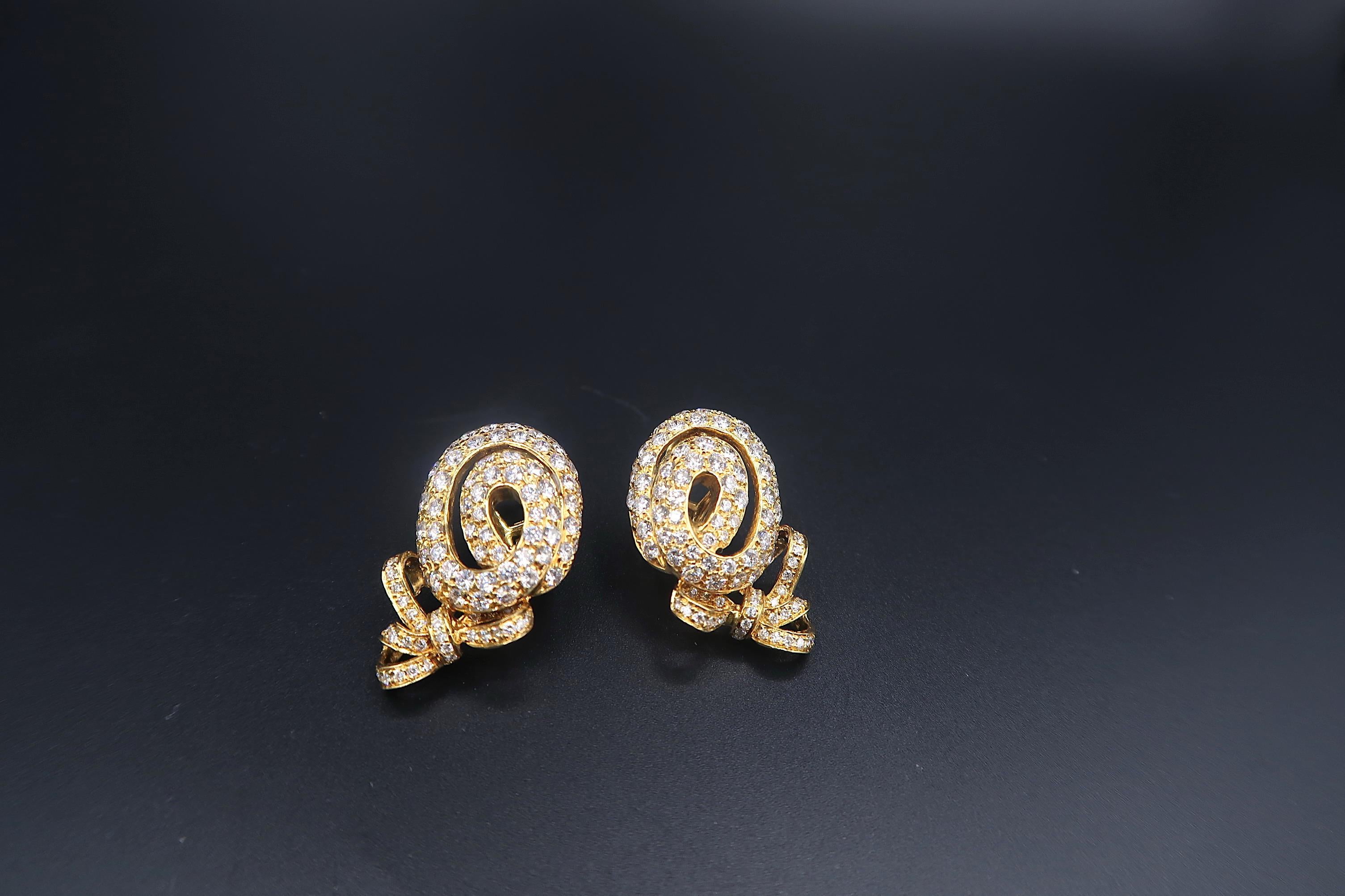 Oval Shaped Ribbon Diamond Pavé Clip On Earrings in 18K Gold

Diamond: 6.30cts.
Gold: 22.242g.

Height: 2.8cm.
