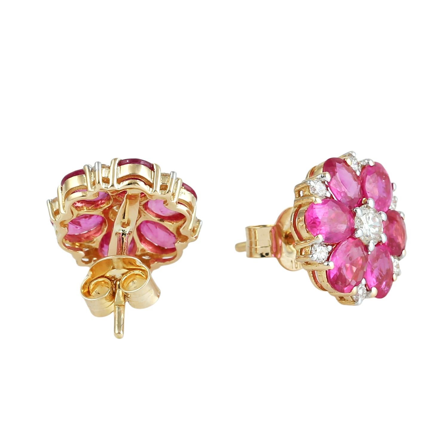 Artisan Boucles d'oreilles florales en or jaune 18k avec diamants et rubis de forme ovale en vente