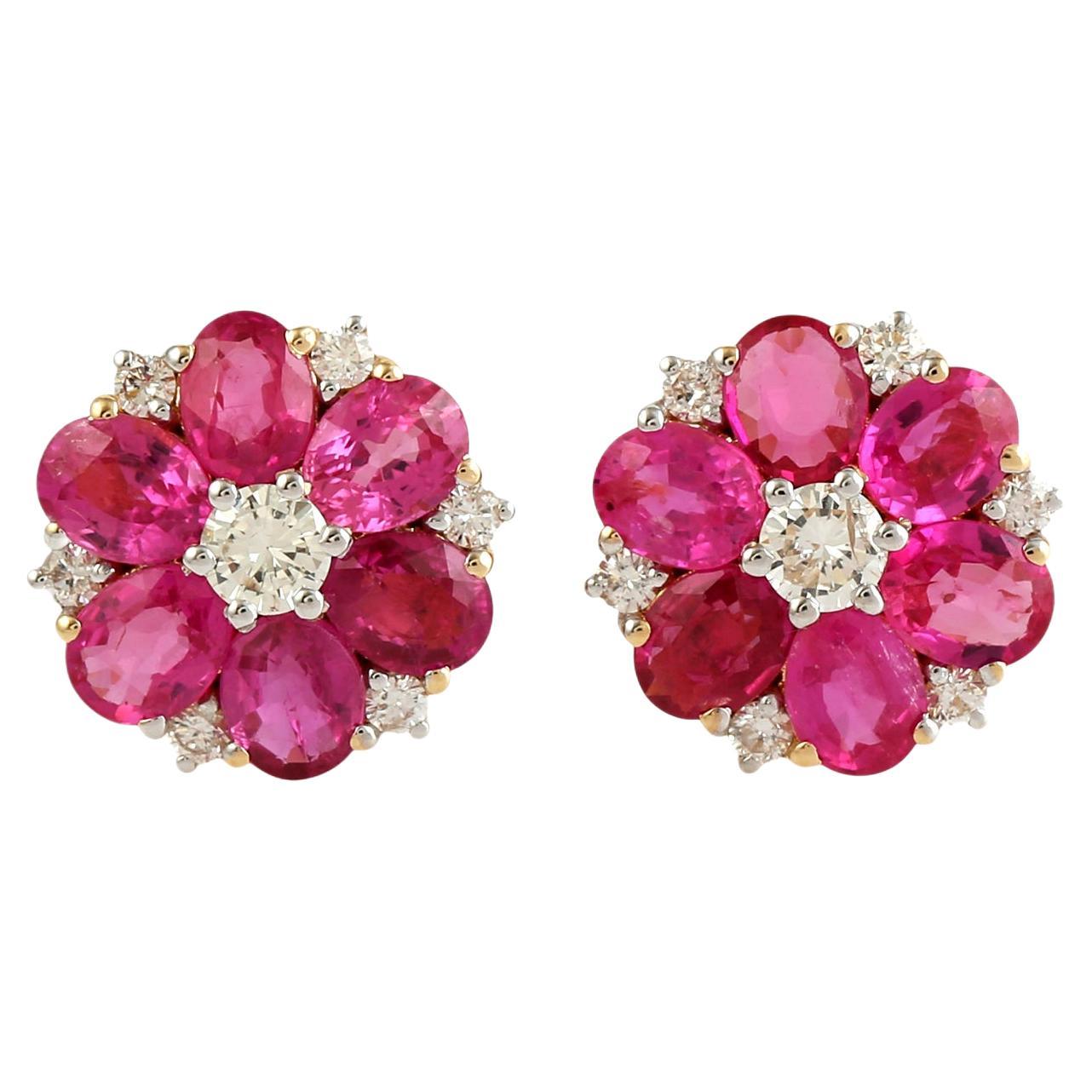 Boucles d'oreilles florales en or jaune 18k avec diamants et rubis de forme ovale