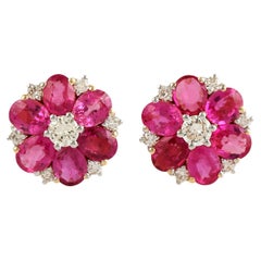 Boucles d'oreilles florales en or jaune 18k avec diamants et rubis de forme ovale