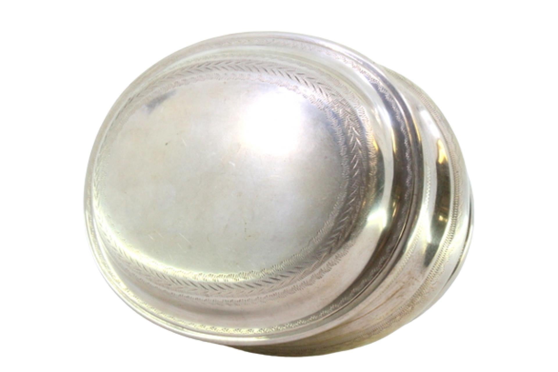 Beschreibung: Ovale Silberdose mit Gravur auf dem Gehäuse und abnehmbarem Deckel. Metall: Silber. Herkunft: Österreichisch/Ungarisch. Marke: Wien. Gewicht: 380,06 Gramm. Abmessungen: 14cmx10,5cm. Inhalt: 812/1000. Prüfzeichen: Ja, 1758. Zusätzliche