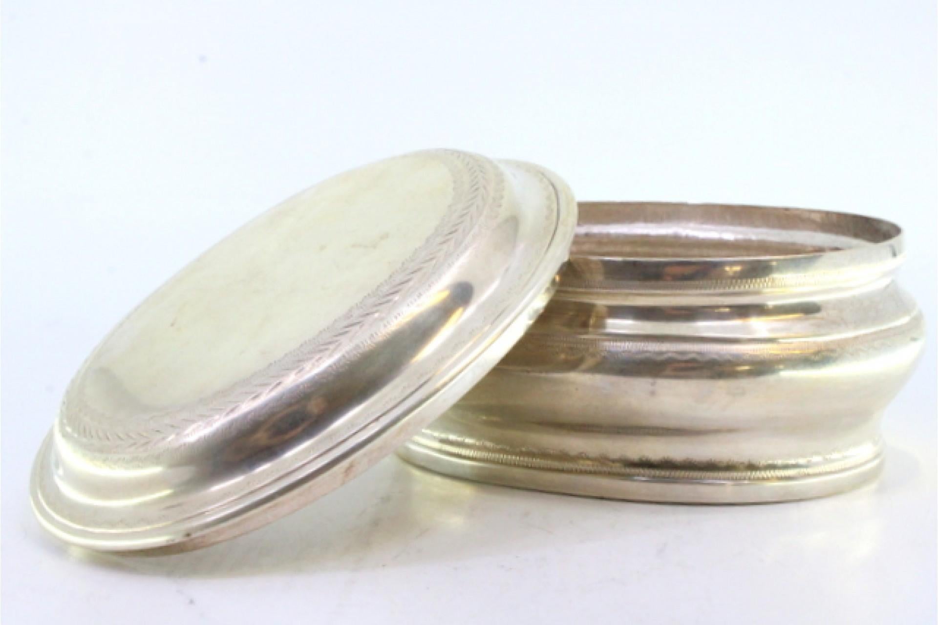 Oval-shaped silver box with engravings on the casing and removable lid (Europäisch) im Angebot