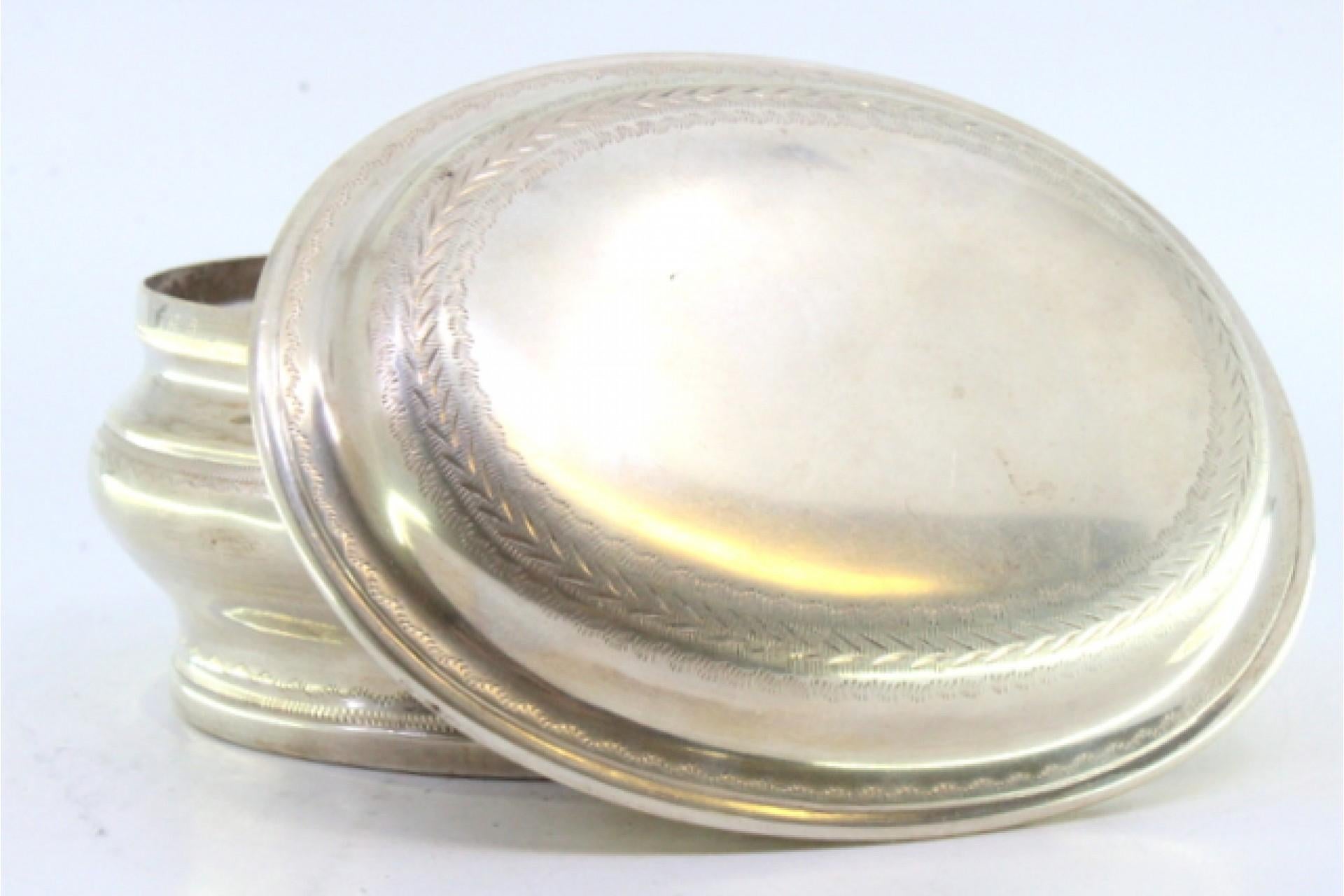 Oval-shaped silver box with engravings on the casing and removable lid im Zustand „Gut“ im Angebot in Porto, PT