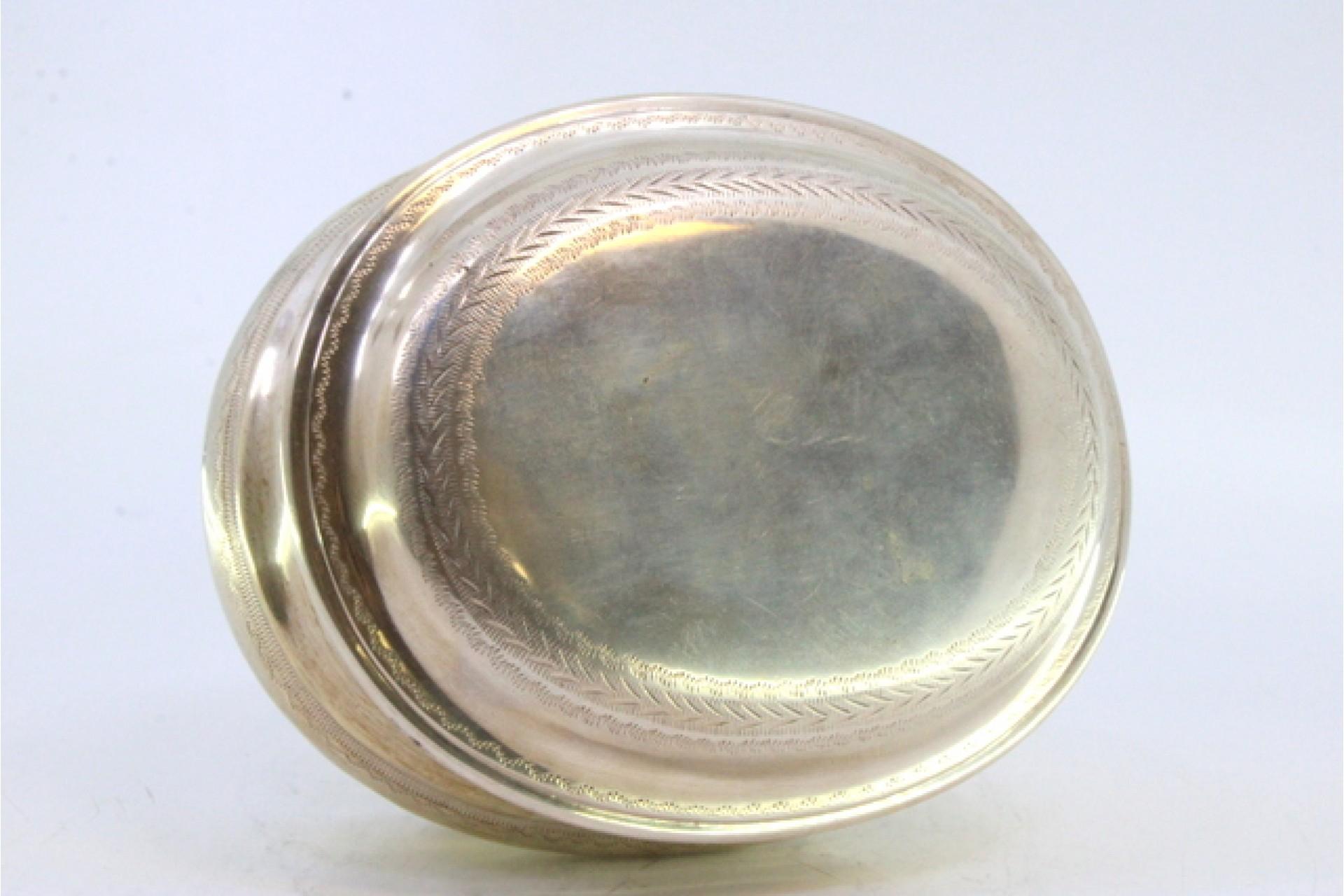 Oval-shaped silver box with engravings on the casing and removable lid (18. Jahrhundert und früher) im Angebot