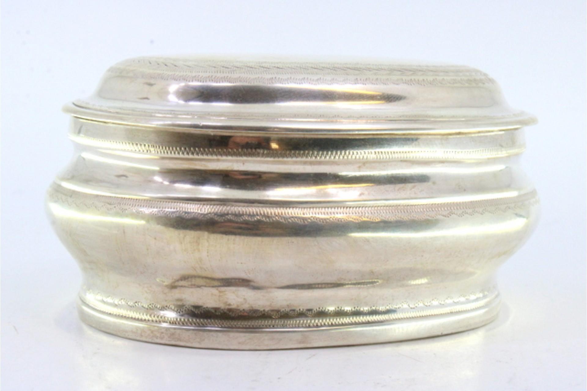 Oval-shaped silver box with engravings on the casing and removable lid (Silber) im Angebot