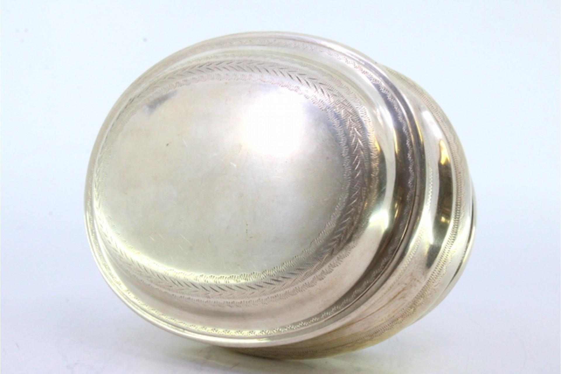 Oval-shaped silver box with engravings on the casing and removable lid im Angebot 1