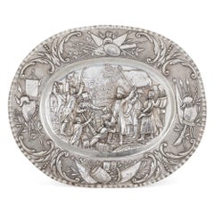 Plateau en argent de forme ovale de Georg Roth & Co. embossé d'une scène napoléonienne