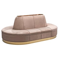 Oval geformtes Sofa mit weicher rosa Samtpolsterung