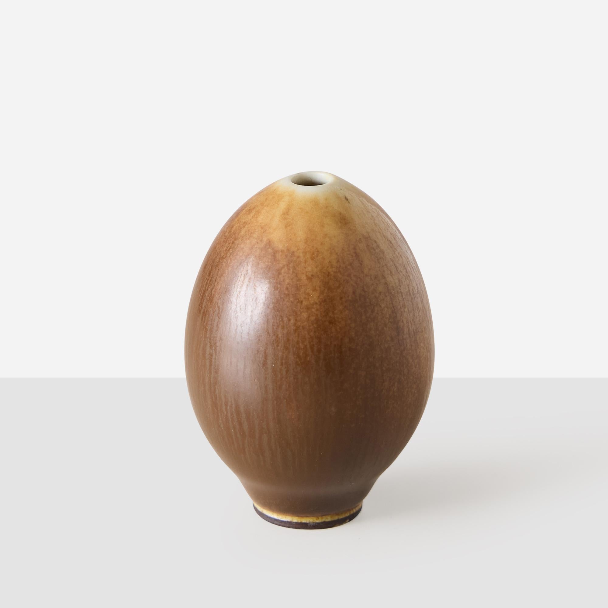 Eine sehr kleine ovale Vase aus Steinzeug mit einer Glasur aus Hasenfell in verschiedenen satten Brauntönen. Original Gustavsberg Sweden Aufkleber auf dem Sockel, der die Herstellermarke verdeckt. Sehr schöner Zustand, keine Absplitterungen, Kratzer