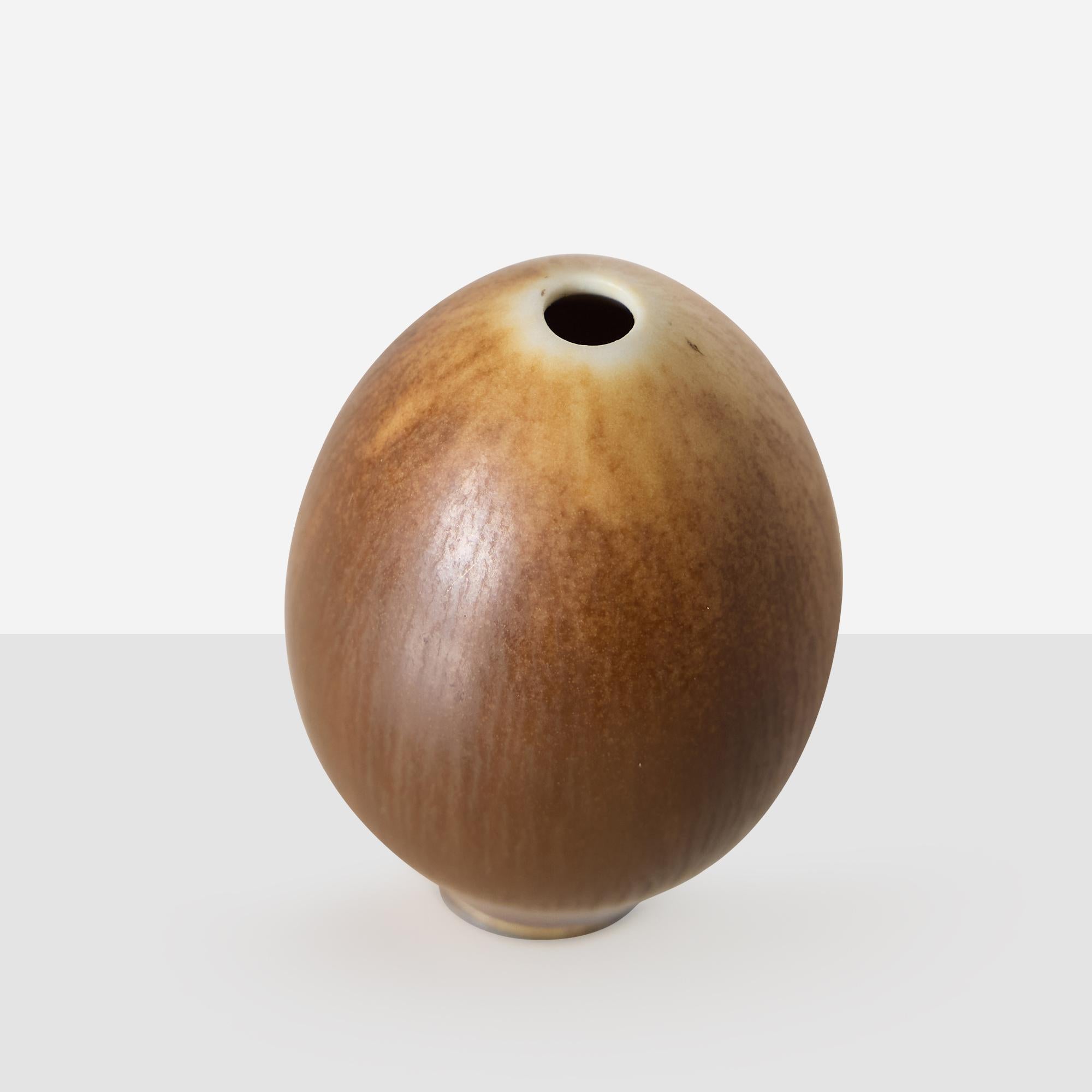 Ovale Vase aus Steingut in Form einer Vase von Berndt Friberg (Moderne der Mitte des Jahrhunderts) im Angebot