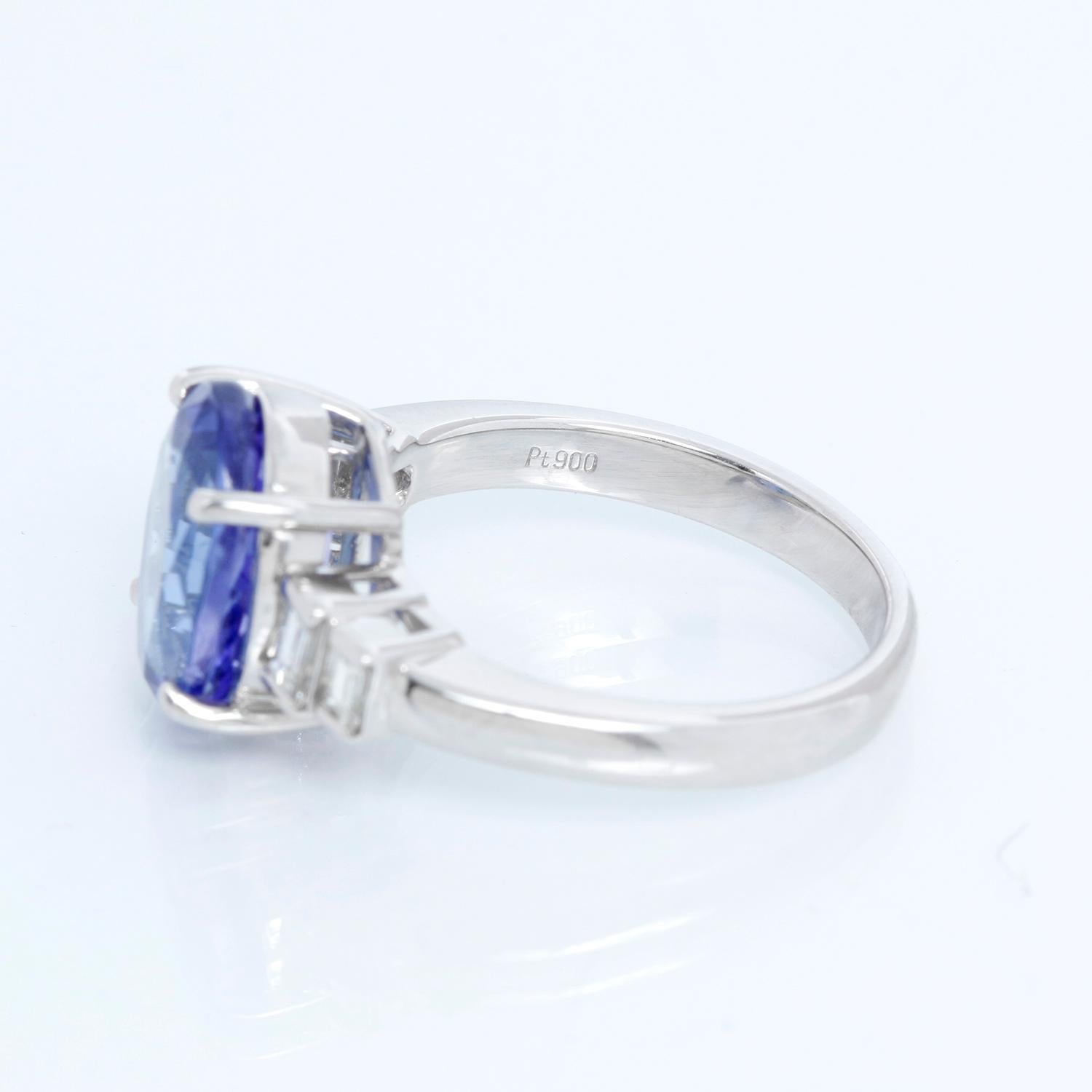 Oval Shaped Tanzanite with Diamonds Platinum Ring Size 7 In Excellent Condition For Sale In Dallas, TX