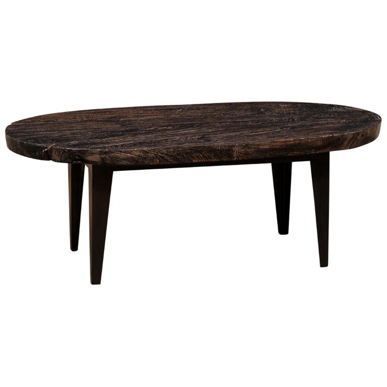 Table basse de forme ovale à plateau en teck et plateau en dalle reposant  sur des pieds en fer personnalisés - En vente sur 1stDibs