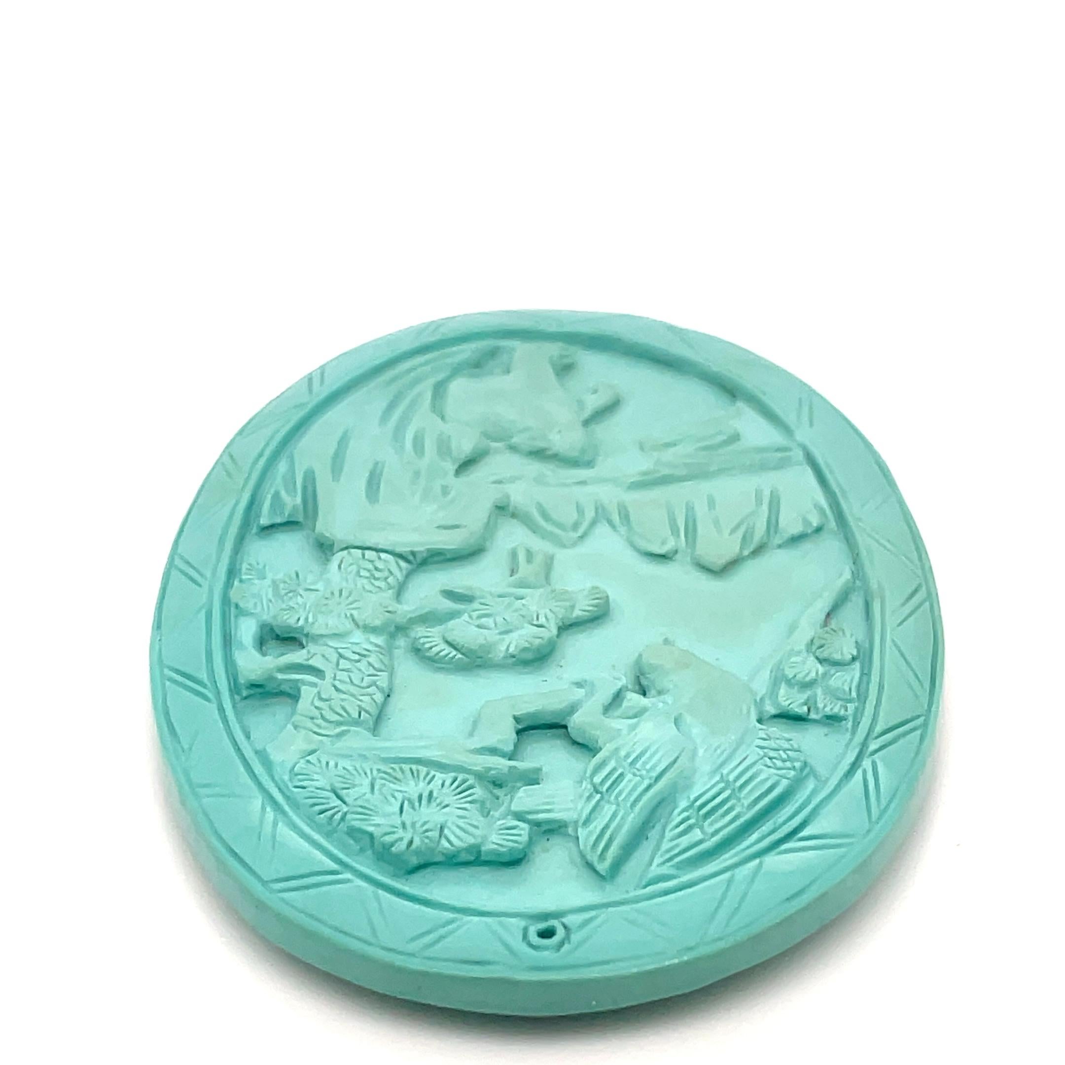 Eleva la tua collezione di gioielli con questo splendido ciondolo di turchese di forma ovale, del peso di 106,80 carati. 

Estratta dalle regioni storiche della Persia (l'odierno Iran), l'affascinante tonalità blu-verde di questa gemma è un simbolo