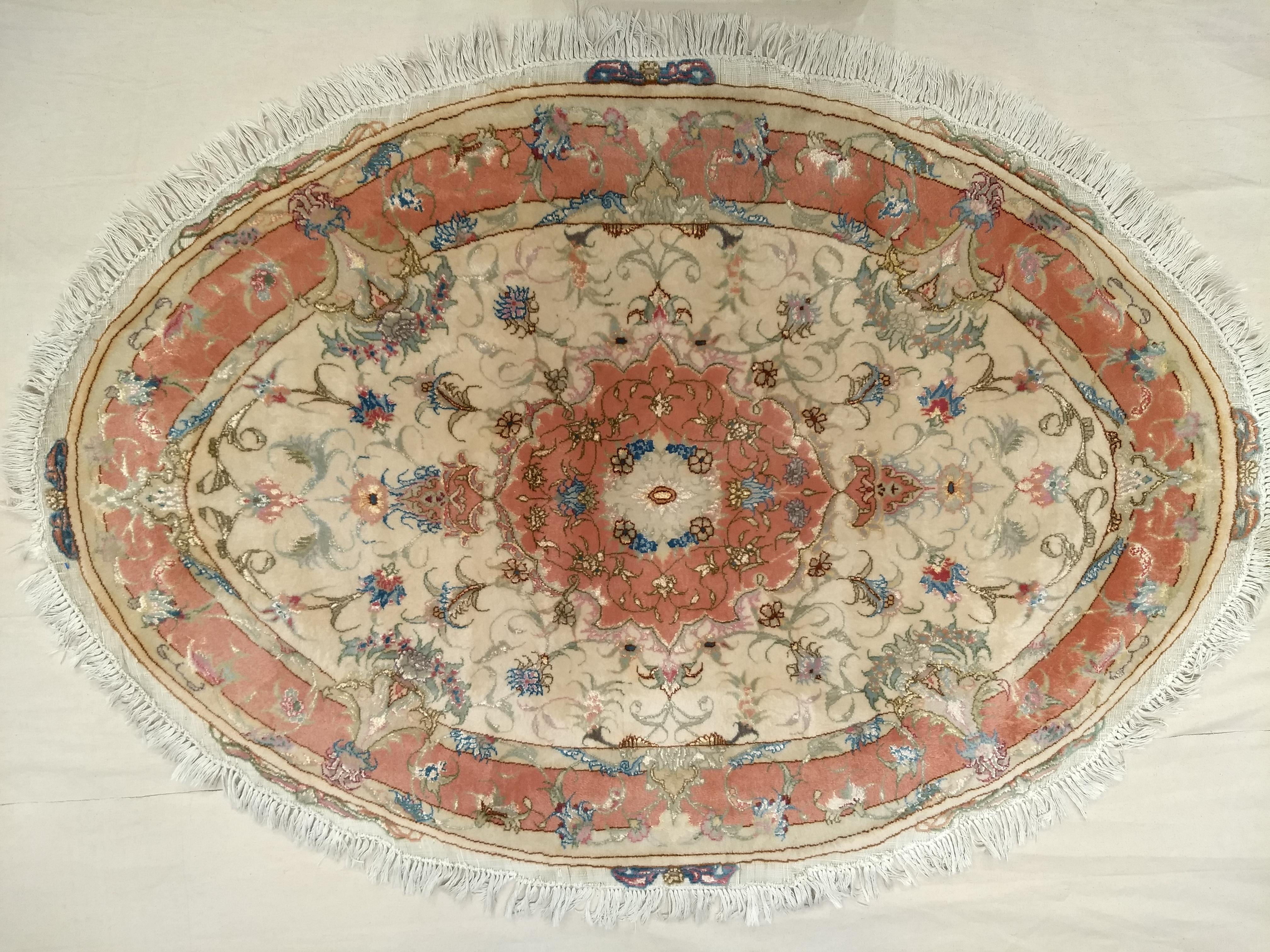 Tappeto Tabriz persiano ovale d'epoca con motivi floreali in avorio, rosa, blu In condizioni buone in vendita a Barrington, IL