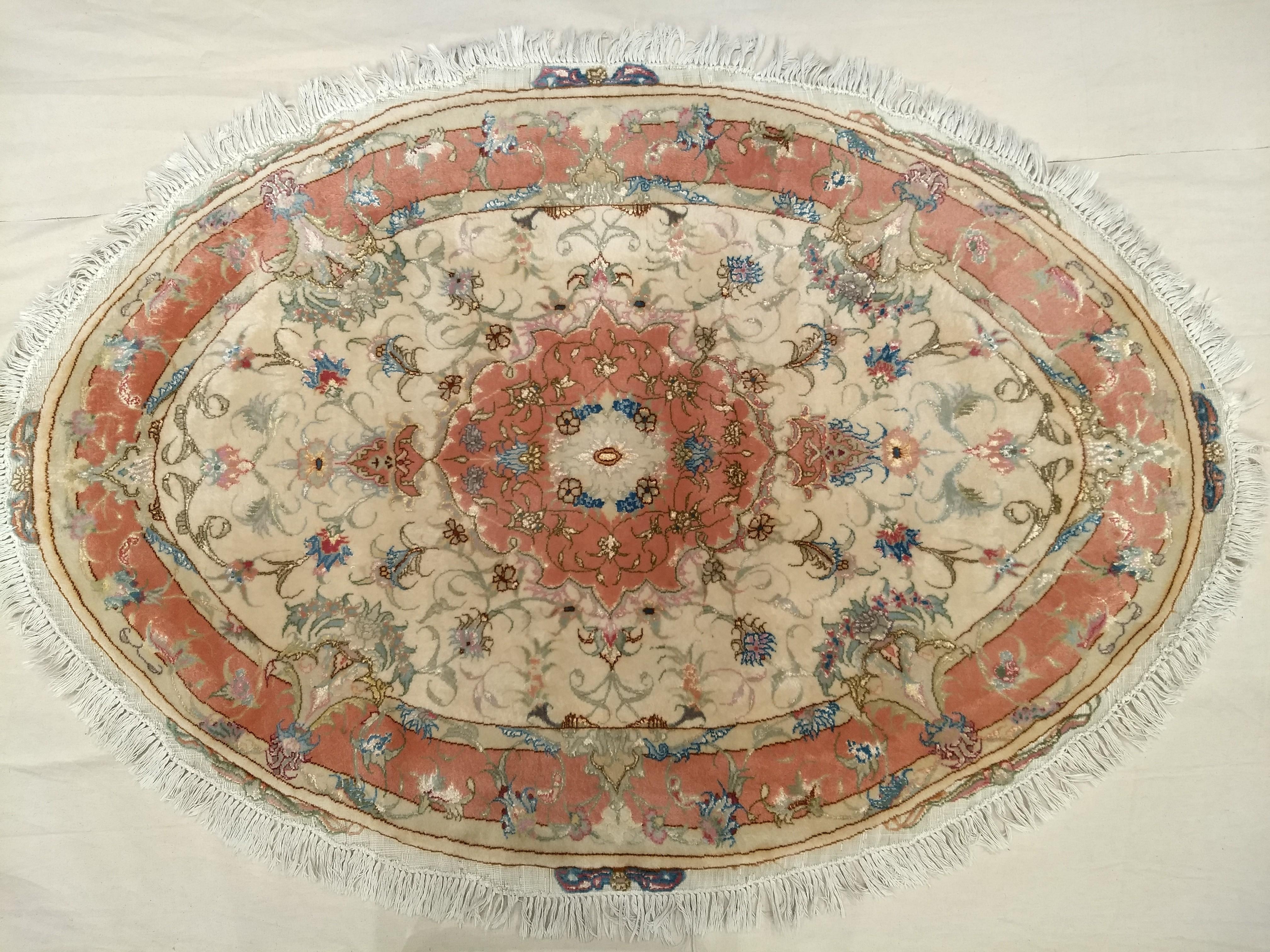 Persiano Tappeto Tabriz persiano ovale d'epoca con motivi floreali in avorio, rosa, blu in vendita