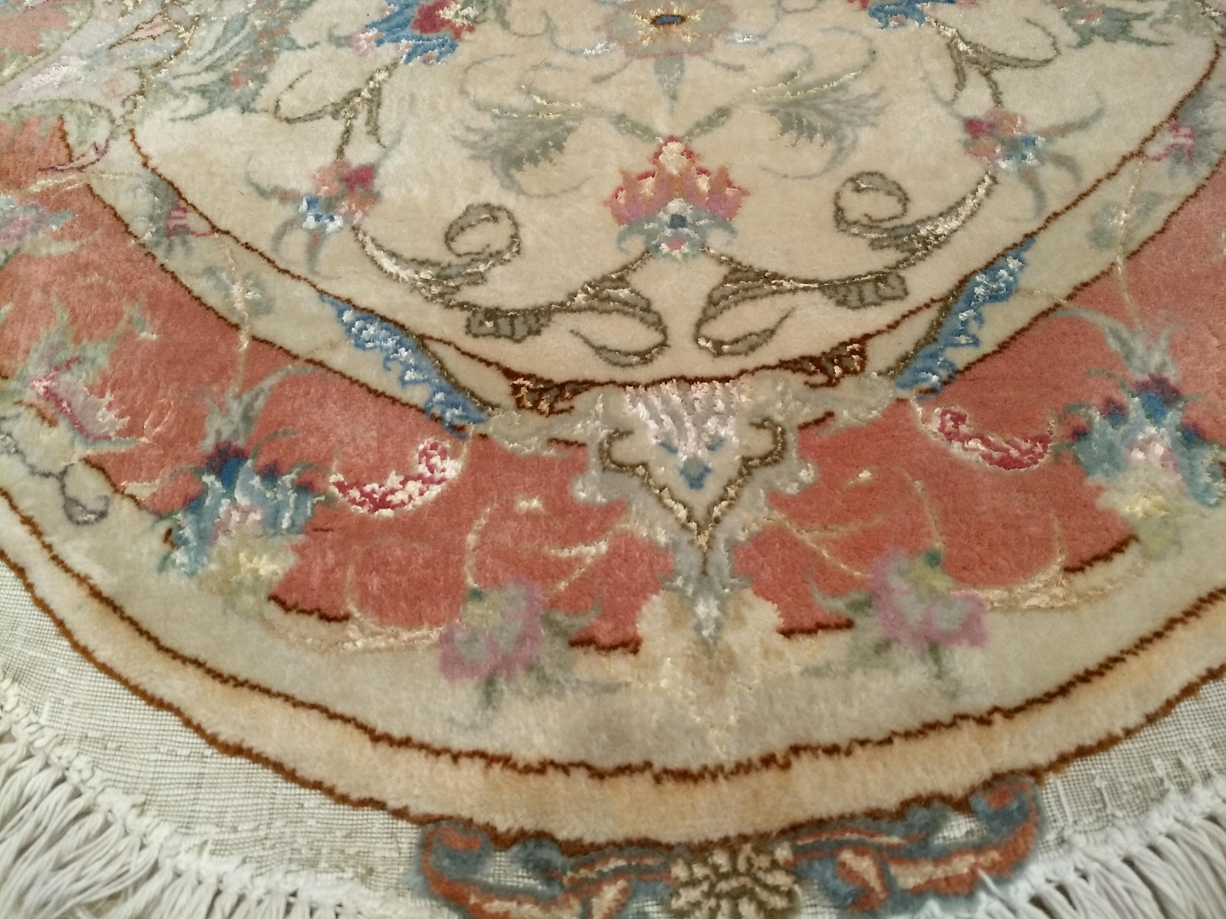 XX secolo Tappeto Tabriz persiano ovale d'epoca con motivi floreali in avorio, rosa, blu in vendita