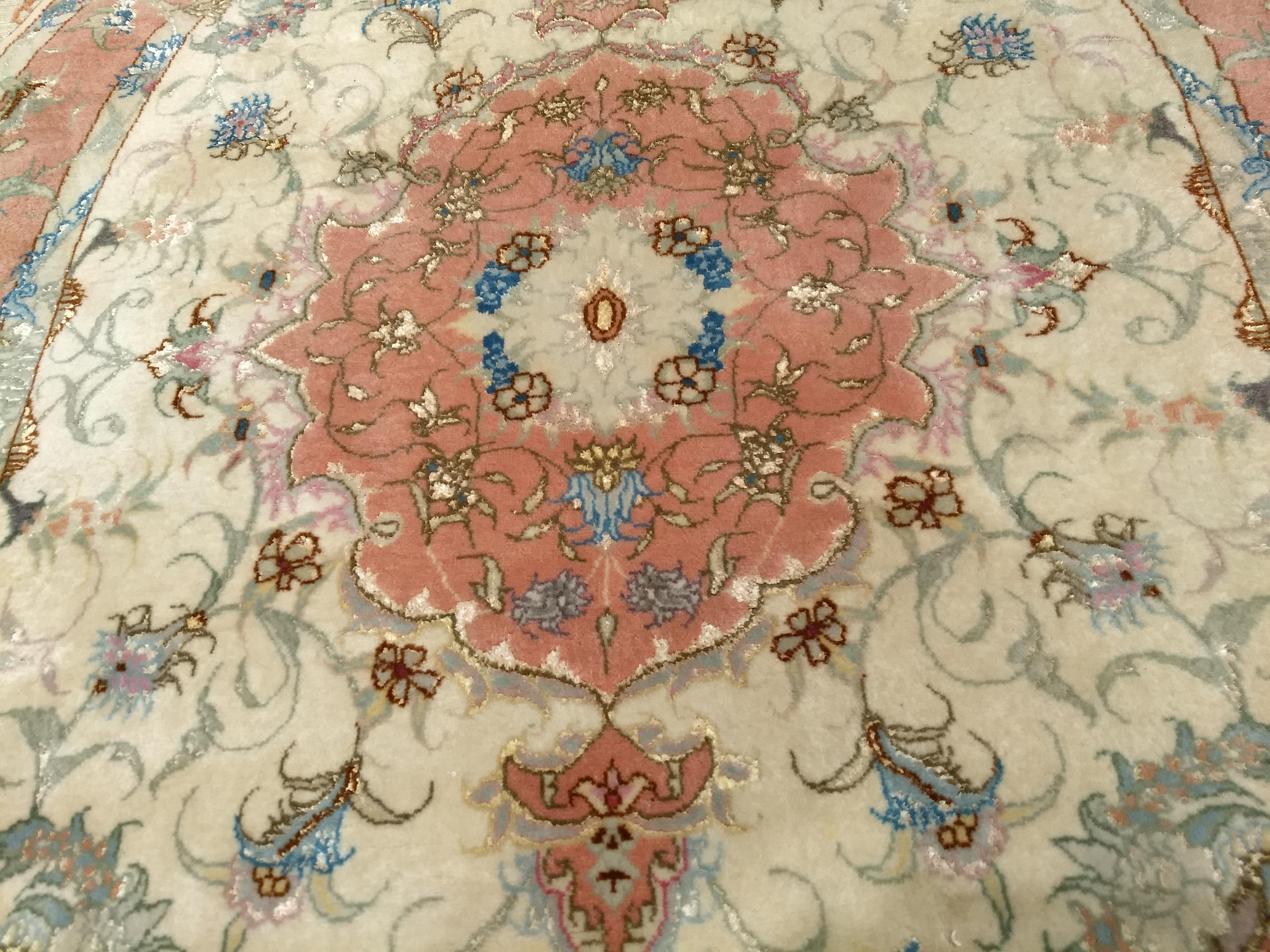 Lana Tappeto Tabriz persiano ovale d'epoca con motivi floreali in avorio, rosa, blu in vendita